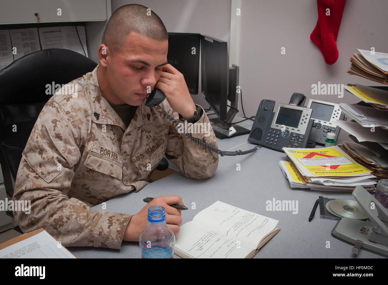 CPL. Jake Porter, administrative Aufträge Unteroffizier für Task Force Belleau Wood und gebürtig aus Fairfield, Texas, nimmt, wie er unterhält sich mit Vereinigten Staaten US-Verteidigungsminister Leon Panetta während eines Telefonats Jan. 1. Task Force Belleau Wood Marine erhält New Years Day Anruf vom Secretary Of Defense 120101-M-DF801-007 Stockfoto