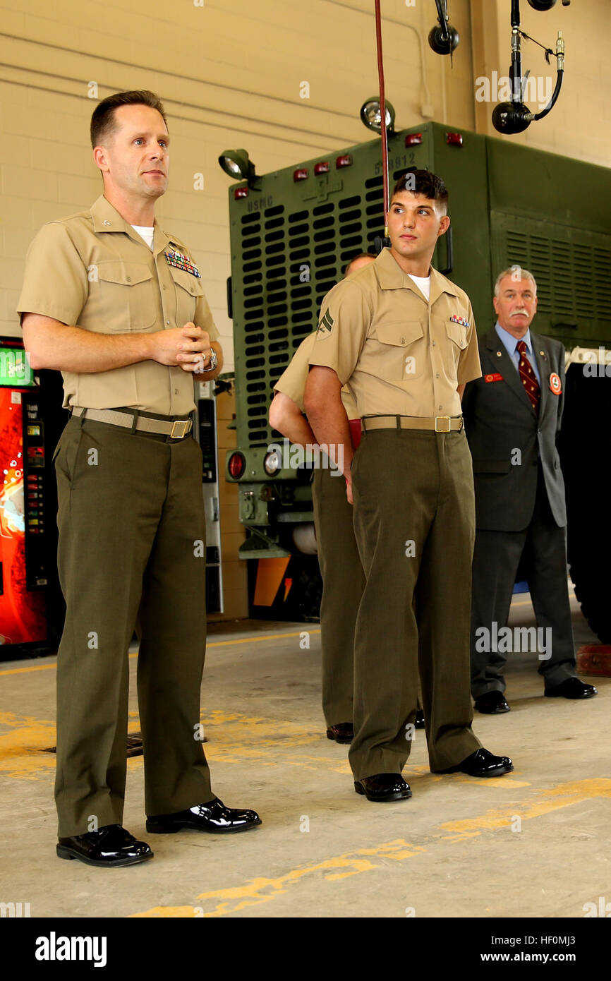 CPL. Lucas Matte (Mitte), Kraftverkehr Techniker mit Marine Wing Support Squadron 273, steht beiseite Oberst William Lieblein (links), der kommandierende Offizier der Marine Aircraft Gruppe 31, während einer Preisverleihung, 12. Juli, Matte für seine überlegene Leistung während des Jahres 2012 zu erkennen. Matt wurde von der Marine Corps Kraftverkehr als der Motor Transport Techniker des Jahres für das Jahr 2012 eine Auszeichnung verdient durch Matte nach der Auswahl aus einem Berufsfeld, das fast 15.000 Marines enthält anerkannt. Marine Widrigkeiten überwindet, wächst technische Fähigkeiten 130712-M-EK666-087 Stockfoto