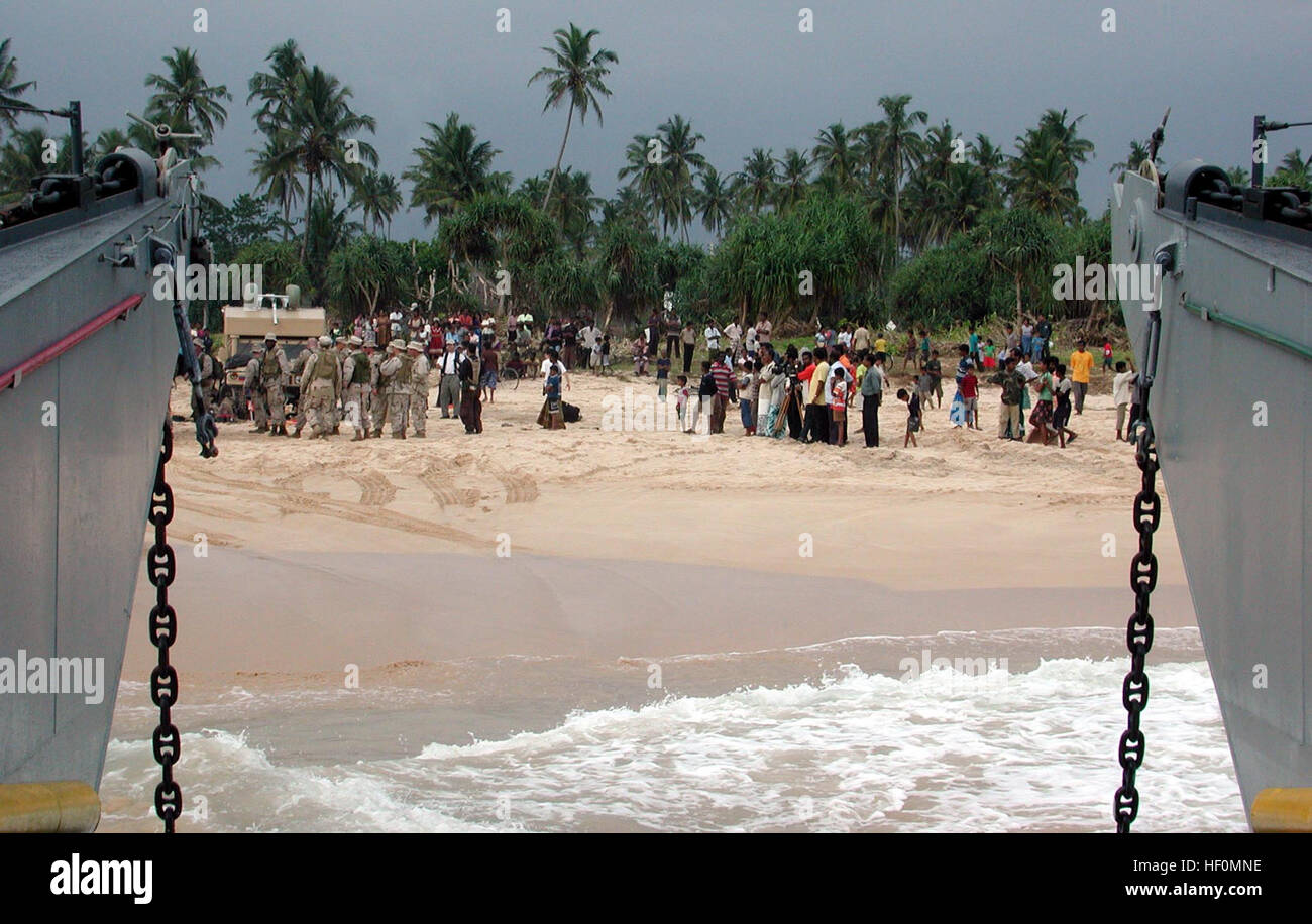 050110-M-0764W-017 Colombo, Sri Lanka (10. Januar 2005) Ð Marines und Segler bereiten ein Landing Craft Utility (LCU) zu besteigen, sobald sie humanitäre Einsätze in Colombo, Sri Lanka abgeschlossen. Hubschrauber von USS Bonhomme Richard (LHD-6) und Space-Marines und Segler zugewiesen 15. Marine Expeditionary Unit unterstützen Operation Unified Hilfe, humanitäre Operation Aufwand im Zuge der Tsunami-Katastrophe, die Süd-Ost Asien geschlagen. Die Bonhomme Richard Expeditionary Strike Group ist derzeit in den Indischen Ozean aus dem Wasser von Indonesien und Thailand. US Navy Foto von Lance Cpl. Jo Stockfoto