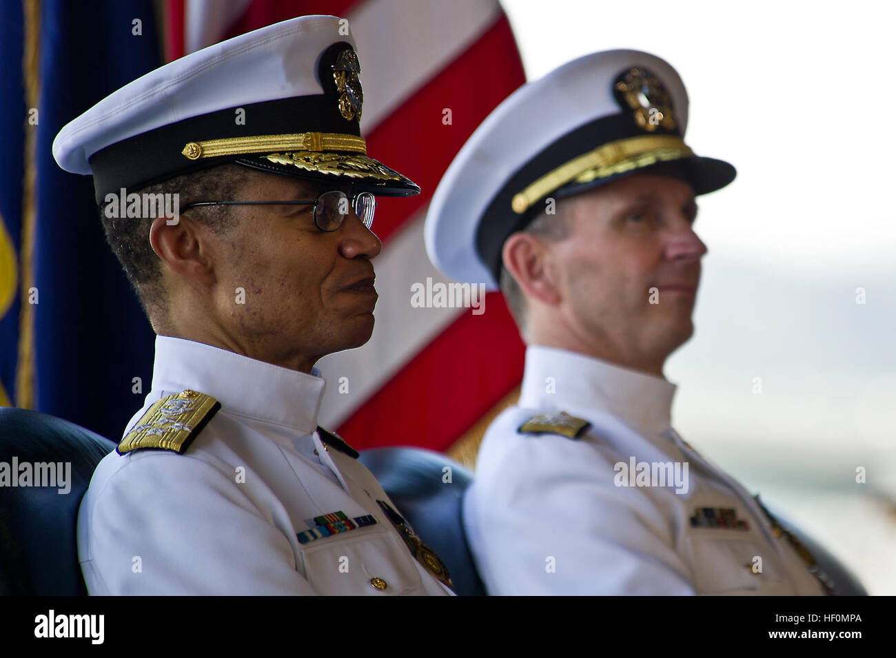 U.S. Navy Admiral Cecil D. Haney (links), eingehende Kommandeur der US-Pazifikflotte und U.S. Marine Admiral Jonathan W. Greenert, Chief of Naval Operations, hören wie Marine Admiral Patrick Walsh (nicht abgebildet), ausgehende US Pacific Fleet Commander, eine Rede während der US-Pazifikflotte Änderung der Befehl Zeremonie am gemeinsamen Basis Pearl Harbor-Hickam 20. Januar 2012, in Honolulu auf Hawaii gibt. US Navy Pazifikflotte Änderung der Befehl Zeremonie 120120-F-MQ656-550 Stockfoto
