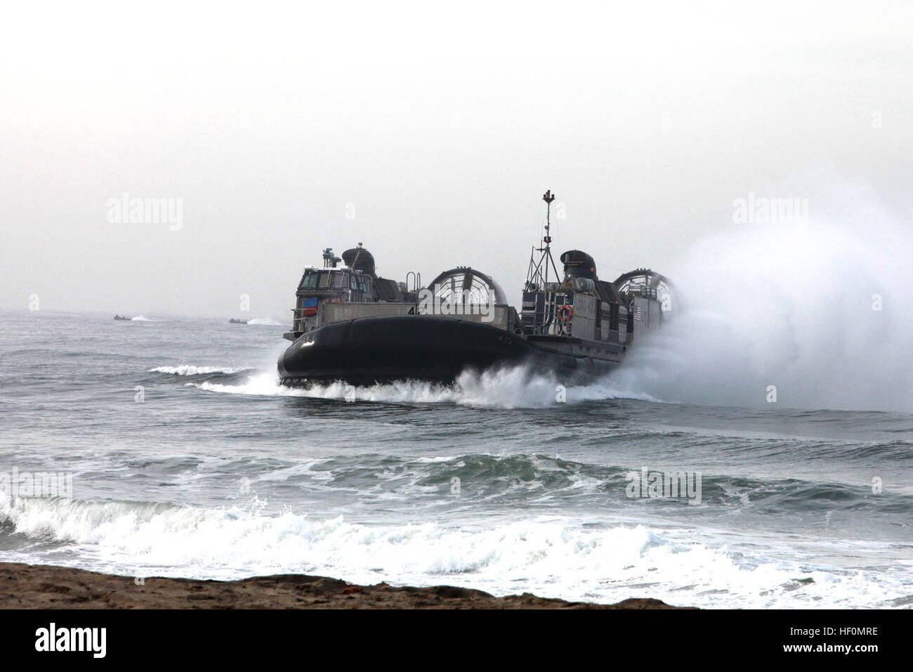 Ein US-Marine Corps Landungsboot Luftpolster an Land während eine Einarbeitung Übung im Marine Corps Base Camp Pendleton, Kalifornien, 24. Januar 2012 kommt. Die Veranstaltung war Teil der Übung Iron Fist 2012, eine dreiwöchigen bilateralen Fortbildungsveranstaltung jährlich zwischen dem US Marine Corps und der Japan Ground Self-Defense Force entwickelt, um die Interoperabilität zwischen den beiden Diensten während Beihilfe die Japaner in ihrer Weiterentwicklung des amphibischen Fähigkeiten zu erhöhen. (U.S. Marine Corps Foto von Lance Cpl. Timothy Childers/freigegeben) 120124-M-VZ265-431 (6802986839) Stockfoto