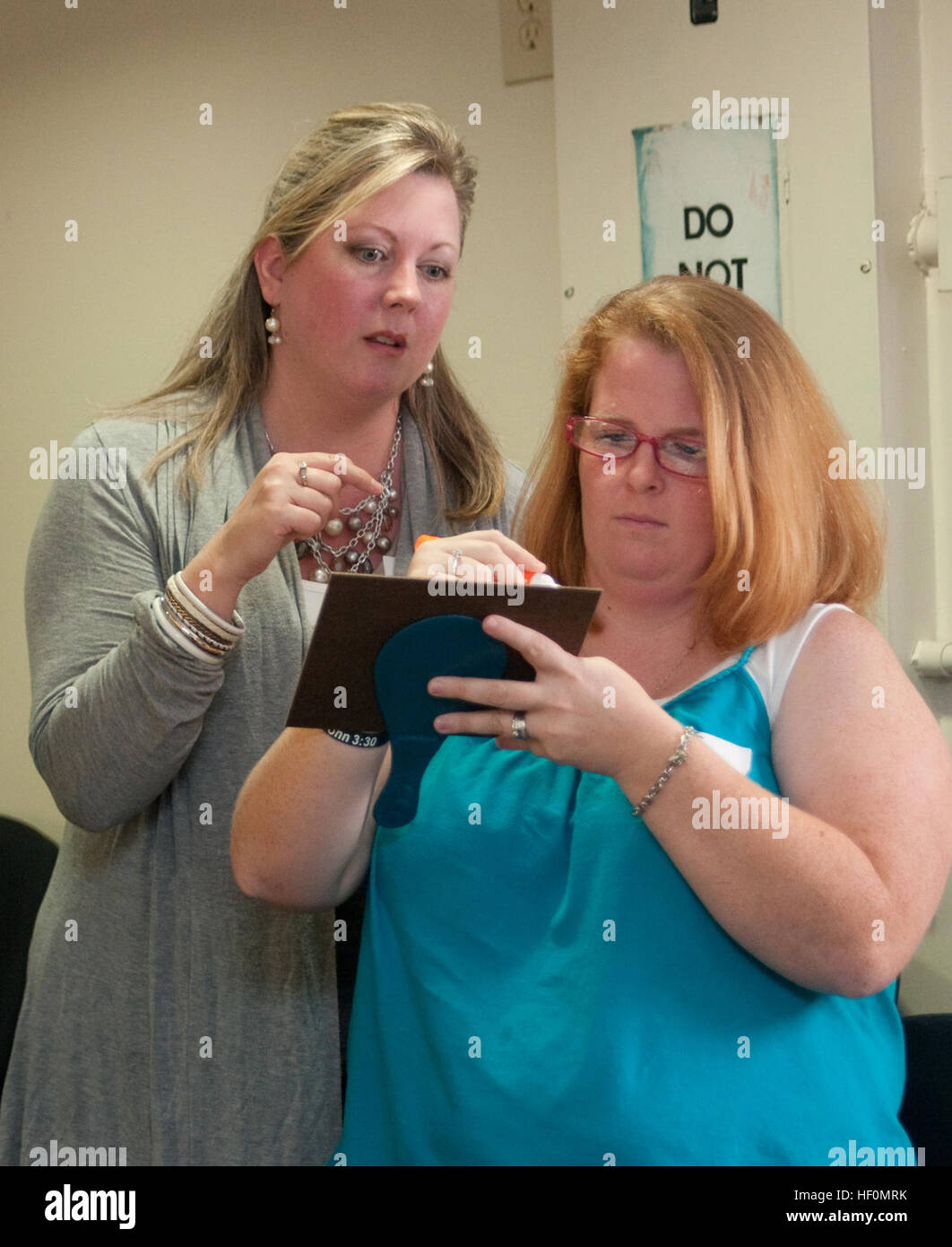 Shelly Salinas und Sandra Sharpless denken Sie an die richtige Antwort auf ihre Paddel während eines Spiels auf die erweiterte Lebensstile, Einblicke, Vernetzung, Kenntnisse und Fähigkeiten für Ehegatten Klasse am 24. Jan. Gebäude 244 zu schreiben. Amanda Taylor, die LINKS-Trainer bei Marine Corps Familie Teambuilding an Bord der Marine Corps Base Hawaii lehrt auch LINKS für Kinder, LINKS für die Marines und LINKS für Ehegatten im Laufe des Jahres. Voraus, die nächste LINKS, advanced Marine Corps Familie Teambuilding Angebote LINKS für Ehegatten 120124-M-TH981-004 Stockfoto