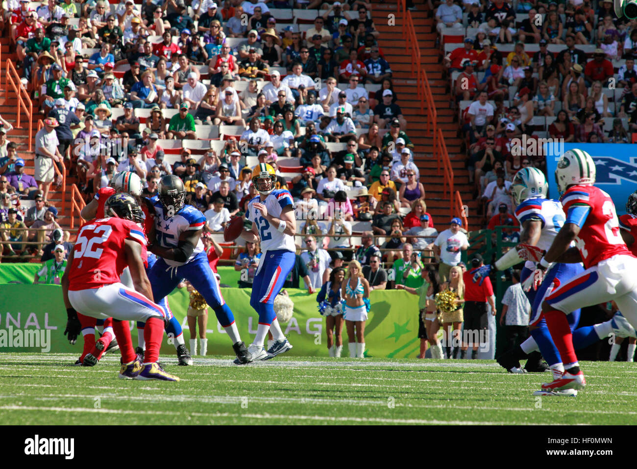 Aaron Rodgers, Quarterback der Green Bay Packers, sucht während des NFL Pro Bowl 2012 im Aloha Stadium in Honolulu, Hawaii, einen offenen Empfänger. Stockfoto