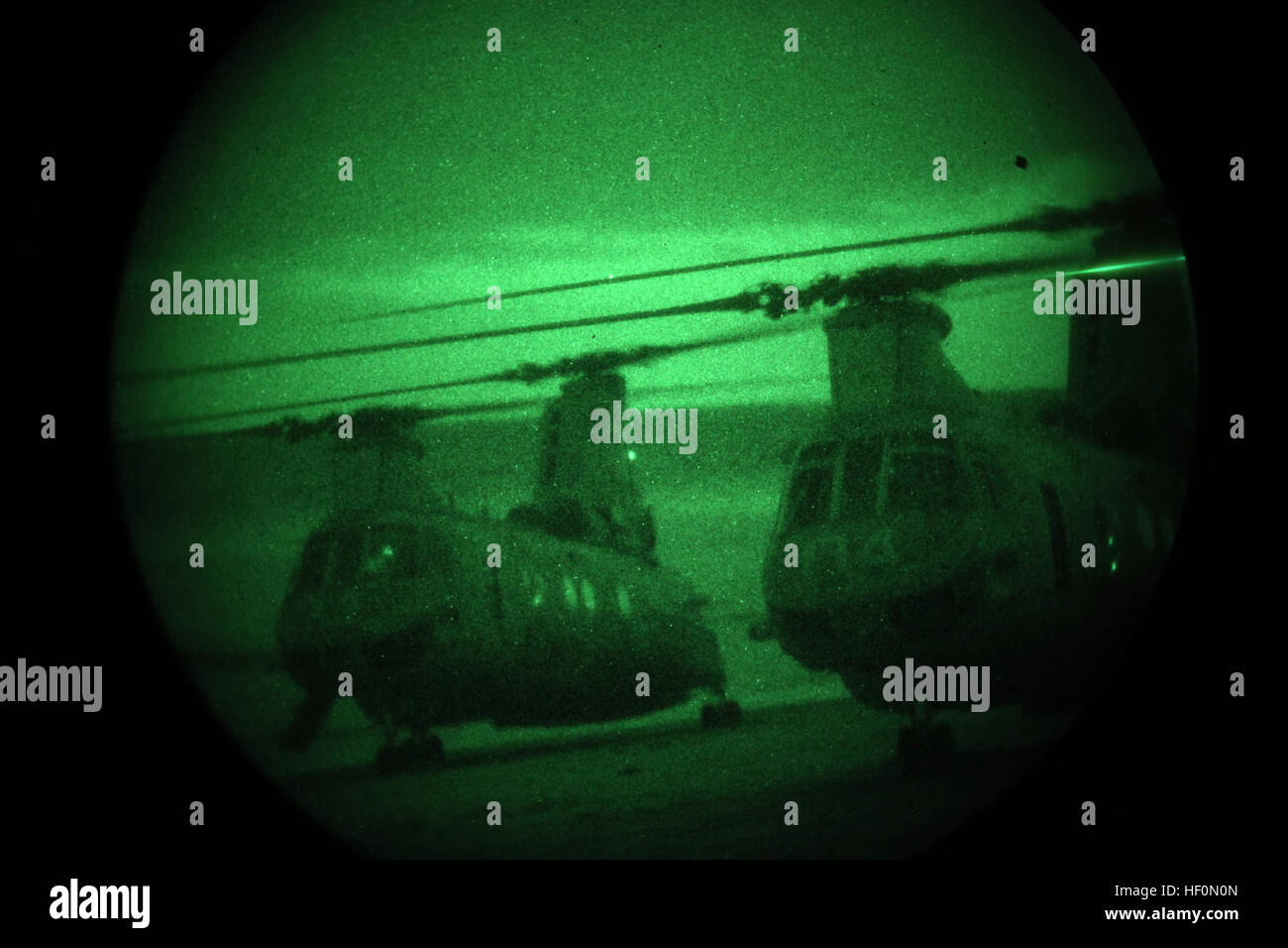 Zwei Hubschrauber der US Marinekorps CH-46 Sea Knight von Alpha Company, 1st Reconnaissance Battalion 1. Marineabteilung, bereiten Sie sich während einer Nacht Helocast training Übung in Camp Pendleton, Kalifornien, 1. Februar 2012 ausziehen. Die Marines mit japanischen Rangers aus der japanischen Boden selbst Verteidigung Kraft (JGSDF), als Teil des ausüben Iron Fist 2012, einer bilateralen Übung zwischen den 15. Marine Expeditionary Unit und der JGSDF ausgebildet. (DoD Foto: Lance Cpl. Timothy Childers, US Marine Corps/freigegeben) 120201-M-VZ265-065 (6831161391) Stockfoto