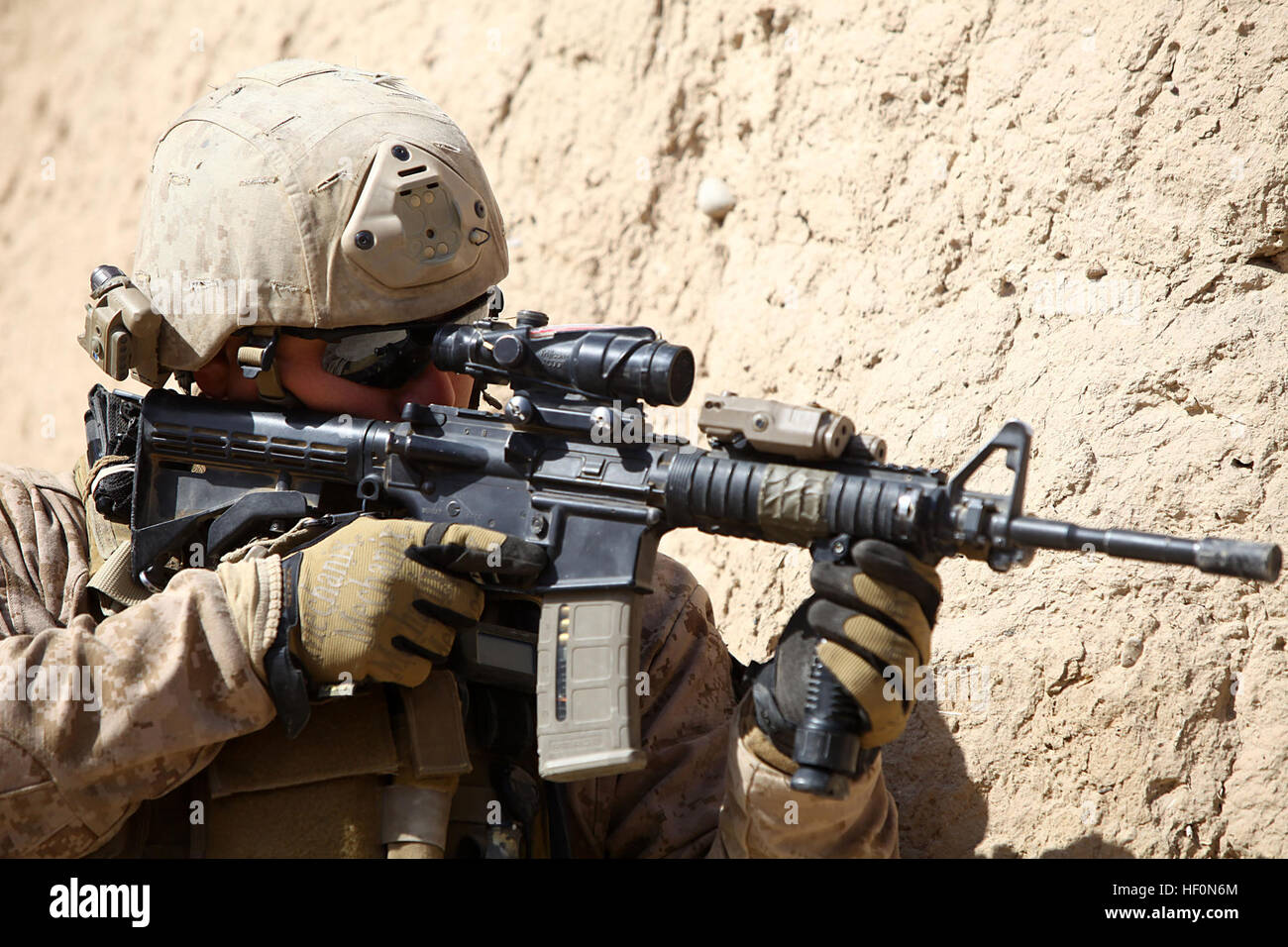 Sgt. Joel McCrory, 26, explosive Verordnung zur Verfügung, aus Burkburnett, Texas, nimmt Stellung zu Marines zu decken, während sie Suchvorgänge durchführen. Jedes Gebäude in der Stadt war während der Operation Aljechin Gun, angegriffen und motorisierte Raid in einem Gebiet, bekannt für Korruption und Feind Beruf gründlich durchsucht. Die Marines der 2. Bataillon, 4. marinen gemacht ihrer mobilisiert Geschwindigkeit und Nachtsicht-Fähigkeit zu stören und zu verwirren feindliche Operationen in der Stadt Shah Karez verwenden. 2. Bataillon, 4. Marinen laden Aljechin Gun 120210-M-EV518-707 Stockfoto