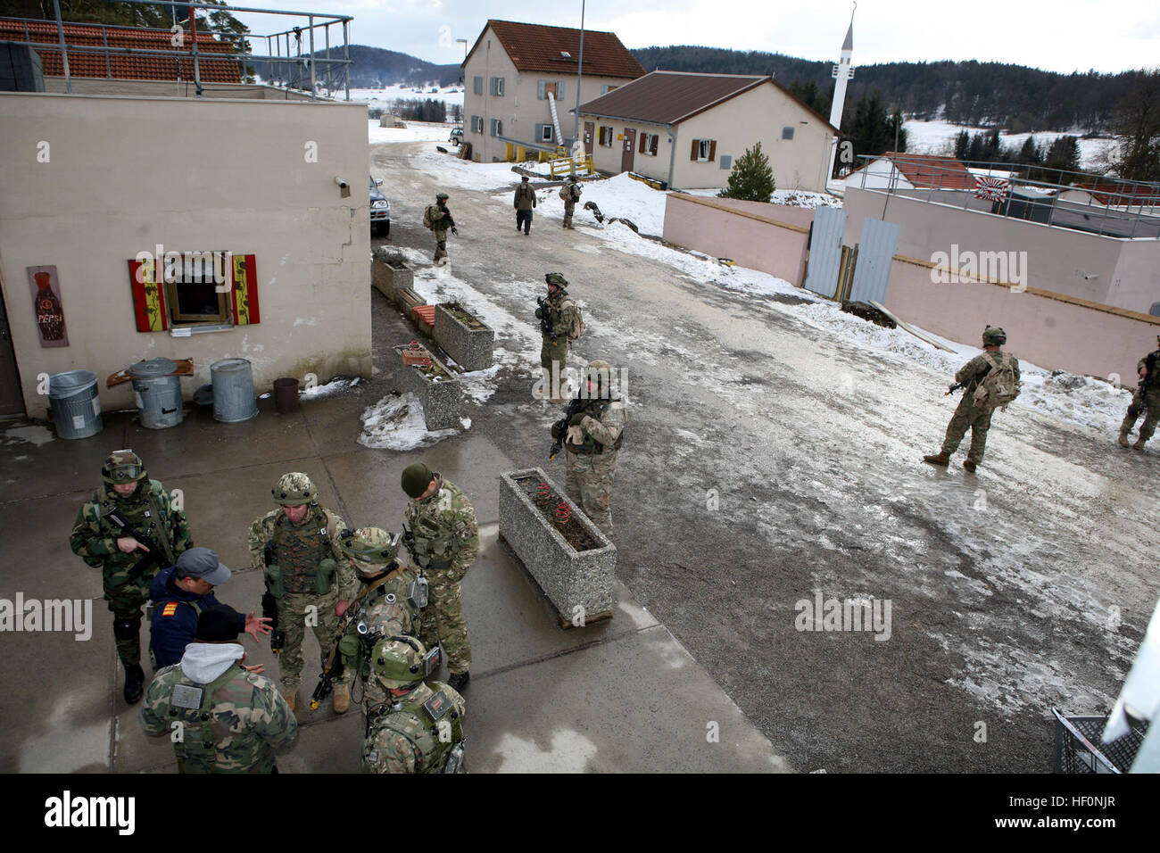 Georgische Soldaten aus Charlie Kompanie, 23. Light Infantry Battalion, wachsam zu bleiben, während patrouillieren in den Dorfstraßen und bieten Sicherheit für andere Mitglieder der Einheit während sie treffen sich mit lokalen Behörden und Dorfältesten während einer Mission Probe trainieren Sie im gemeinsamen multinationalen Readiness Center Hohenfels, Deutschland, Februar 20. Der 23. Infanterie-Bataillon georgischen Licht bereitet Aufstandsbekämpfung in Afghanistan als Teil von Georgien Deployment Program - International Security Assistance Force zu unterstützen. Marines beobachten GeorgianE28099s Charlie Kompanie 23. LIB raid feindlichen Aufständischen Stockfoto