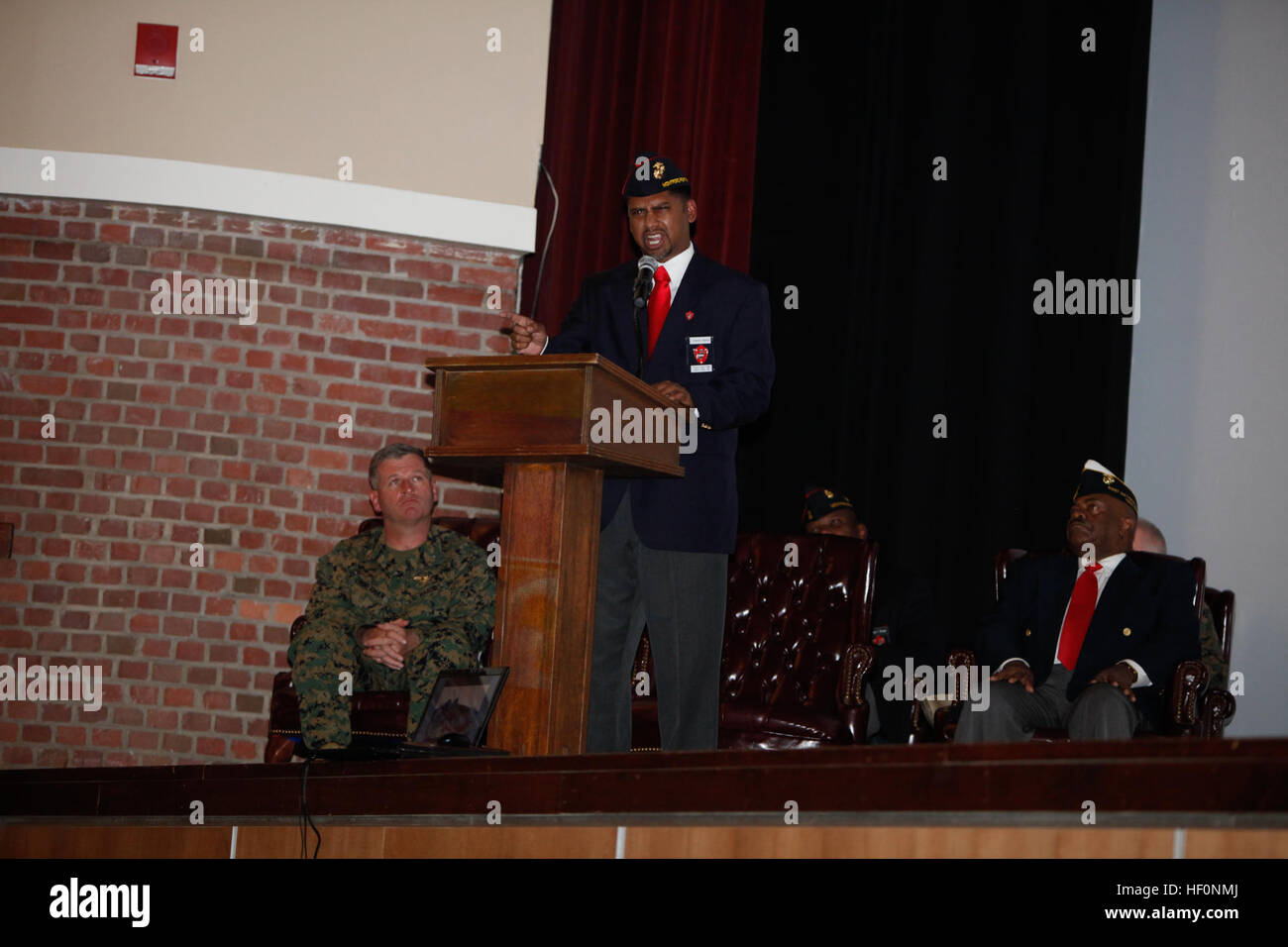 L. Shannon Sabsook, der Präsident des MCAS Cherry Point Kapitels des Vereins Montford Point Marines liefert eine motivierende Rede während der Erhaltung der Legacy Gedächtnisprogramm am MCAS Cherry Point Theater Freitag. Das Marine Corps war der letzten militärischen Zweig, schwarze zu akzeptieren, nach Erhalt der Bestellungen von Präsident Franklin D. Roosevelt im Jahre 1941. Bewahrt das Erbe, arbeitet Cherry Point Gemeinschaft, um die Geschichte um die Erinnerungen von Montford Point Marines 120224-M-OT671-131 erweitert umzuschreiben Stockfoto
