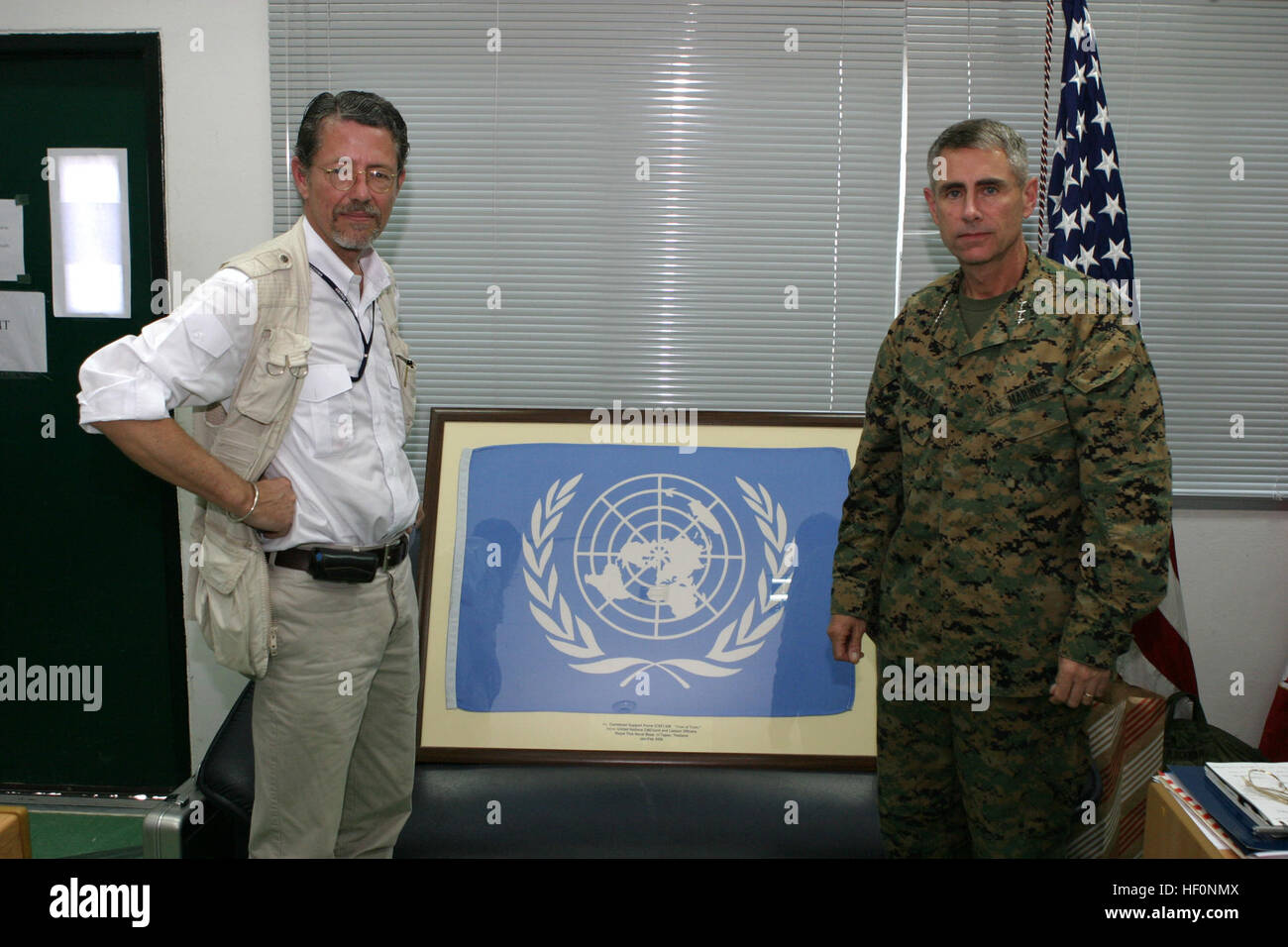 050131-M-1158H-029 Royal Thai Naval Air Base, Utapao, Thailand (31. Januar 2005) Ð der Kommandierender General des III. Marine Expeditionary Force und Kommandierender General des kombiniert Support Force-536 Generalleutnant Robert R. Blackman, wird die Flagge der Vereinten Nationen von UN-Notfall-Service-Niederlassung Chef, Herrn Gehard Putman Cramer, während der Operation Unified Assistance präsentiert. Marines, Matrosen, Flieger, Soldaten und Küste Gardisten mit CSF-536 arbeiten mit internationalen Militärs und nicht-Regierungs-Organisationen zugunsten der betroffenen Bevölkerung von Thailand, Sri Lanka und Indonesien nach einer Magnitude von 9,0 Stockfoto