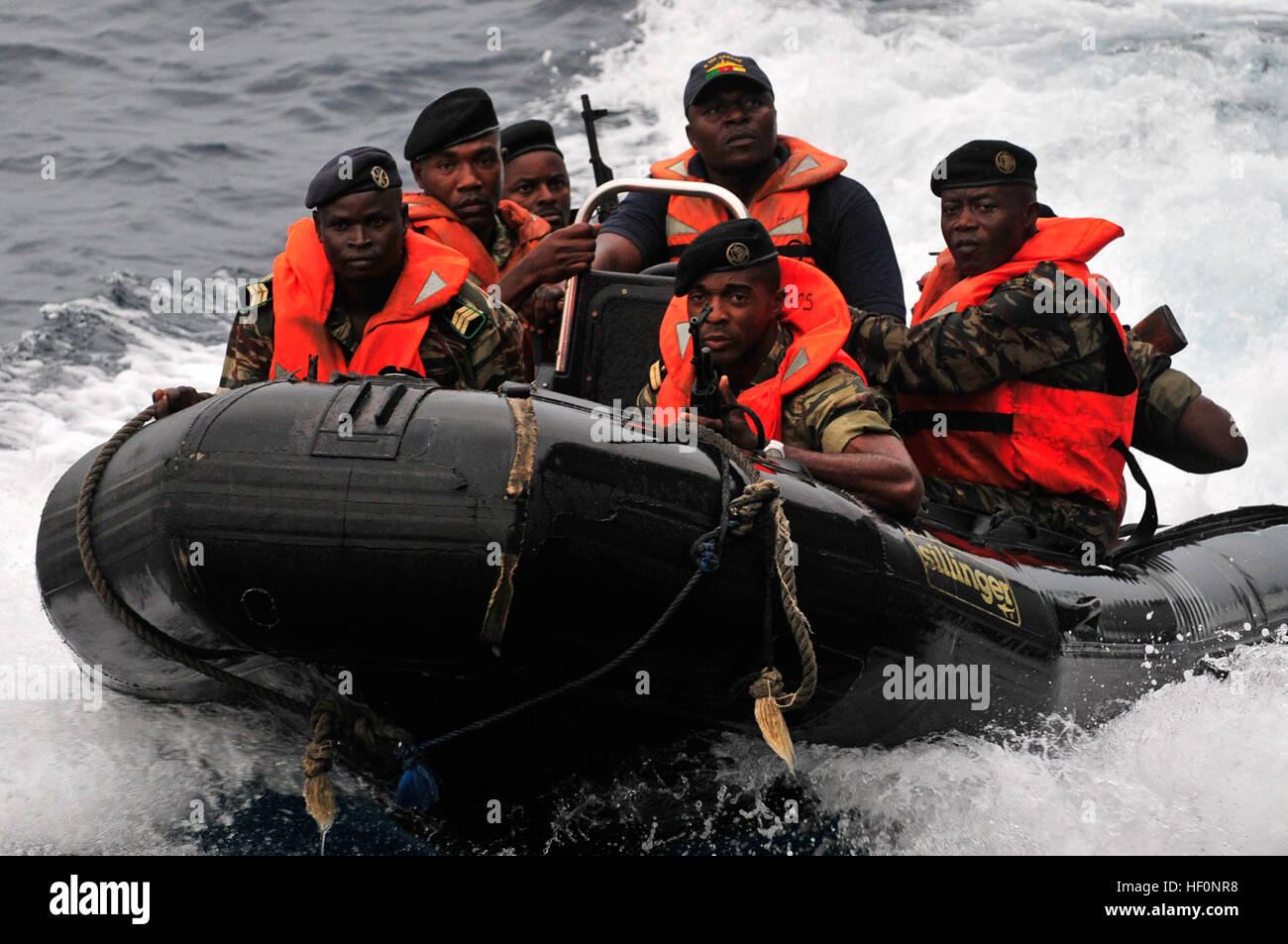 Ein Internat Team aus Kamerun Marine nähert sich die geführte Raketen Fregatte USS Simpson (FFG 56) während der Übung Obangame Express 2012. Obangame Express ist eine auf See maritime Übung zur Verbesserung der Zusammenarbeit zwischen den teilnehmenden Nationen um die Sicherheit im Seeverkehr und Sicherheit in den Golf von Guinea zu erhöhen. Flickr - DVIDSHUB - Obangame Express 2012 (Bild 2 von 4) Stockfoto