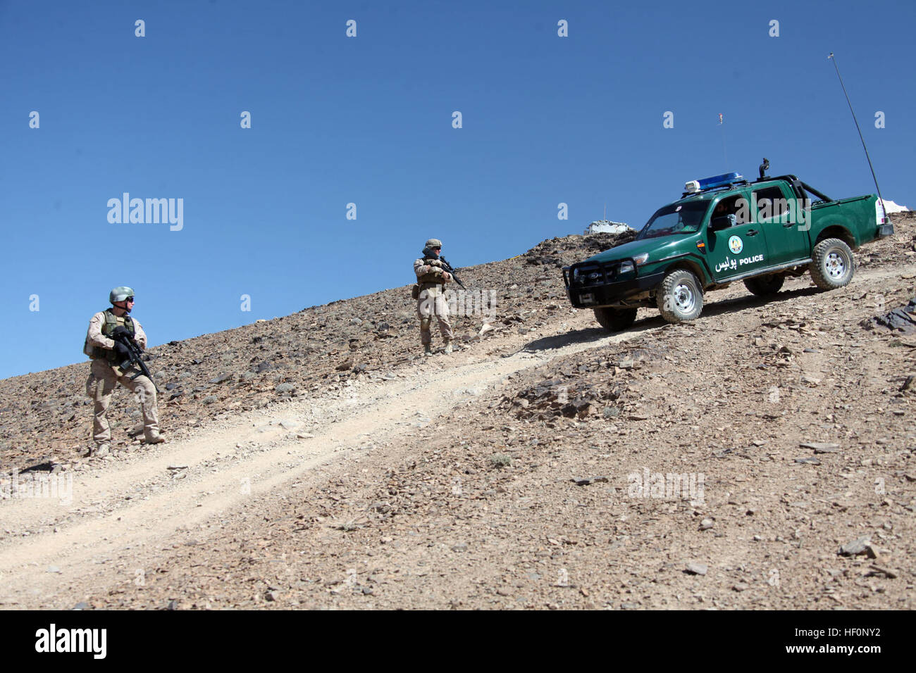 Königlich niederländischen Marine Korps Capt Gerdison Oosterhout (links) und US Marine Corps 1.. Lt. Paul C. Vandenbos (Mitte) mit 1. Kandak, Regimental Combat Team 6 Halt als afghanische Uniform Polizei Fahrzeug durchläuft während Patrouille in der Nähe von Washir, Provinz Helmand, Afghanistan, 5. März 2012. Die Patrouille wurde durchgeführt, um die afghanische Nationalarmee Kontrollpunkte in der Nähe der Basis zu bewerten. (Foto: Sgt. Richard Lee Damer II) Patrouille in Helmand Provinz 120305-M-SJ505-184 Stockfoto