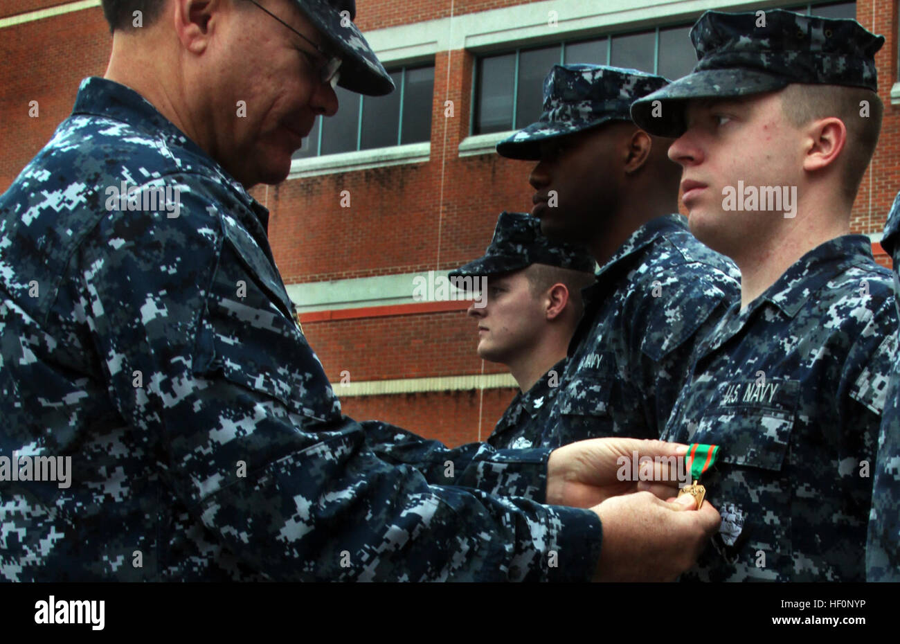 Seaman Brett R. Hodgson, ein Hospital Corpsman mit Cherry Point Naval Health Clinic, erhält der Navy und Marine Corps Achievement Medal für die lebensnotwendigen Unterstützung Kim Robinson und ihren beiden Kindern, Collin und Carlee, die bei einem Frontalaufprall im vergangenen April beteiligt waren. Cherry Point Seemann Medaille für tapfere Taten 120307-M-MF699-935 Stockfoto