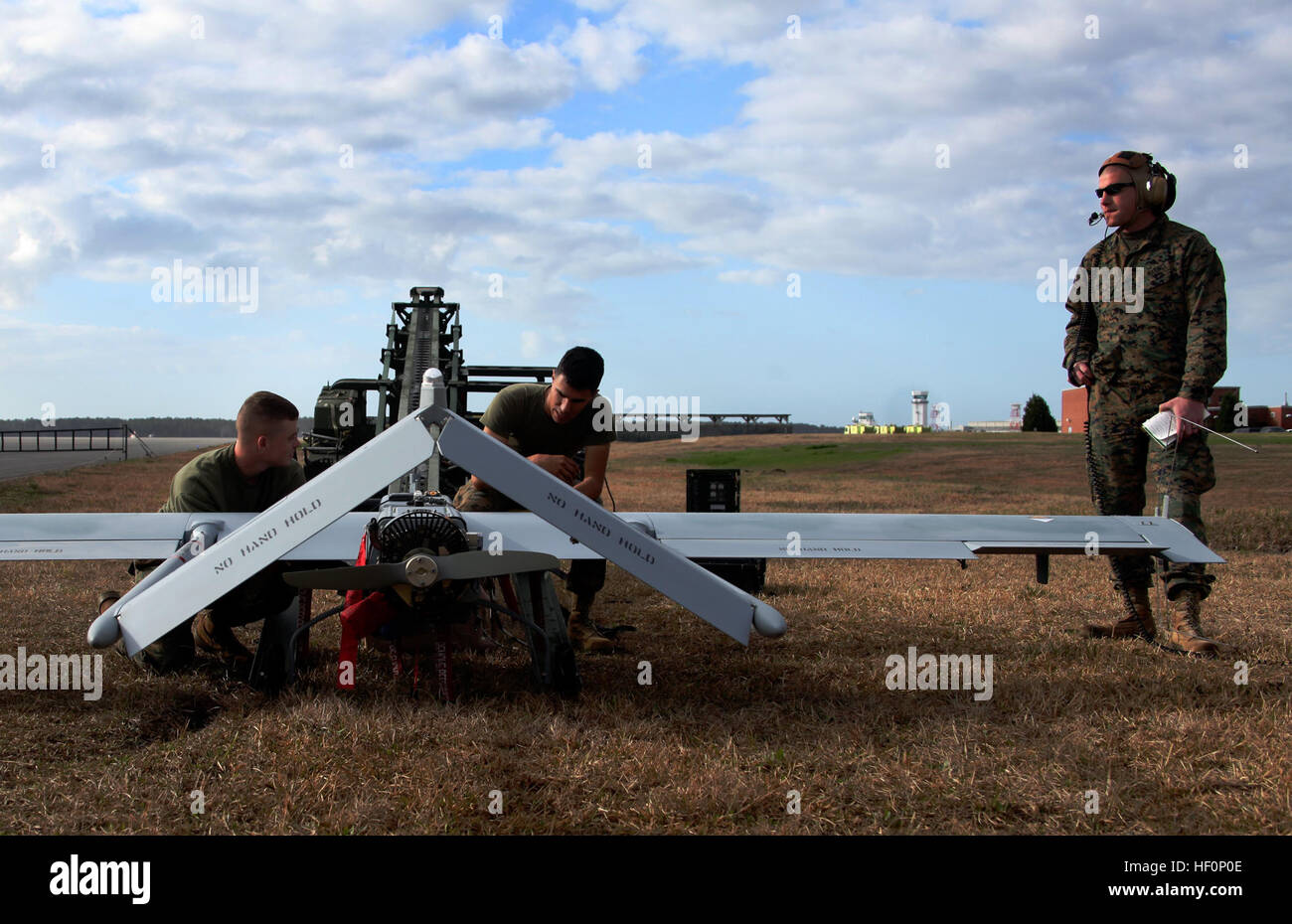 Lance Cpl. Brandon Dunlow, links, Lance Cpl. Eric Garcia, mittleren und Sgt. Mark M. Bühler, alle Avionik Techniker mit Marine Unmanned Aerial Vehicle Squadron 2, bereiten einen RQ-7 b Schatten für den Start auf der Marine Corps Air Station Cherry Point Flightline März 8. Das Fahrzeug wird von einem Katapult gestartet und kann bis zu sechs Stunden in der Luft bleiben. VMU-2 trägt unmanned aerial Fähigkeitsbereiche 120308-M-AF823-641 Stockfoto