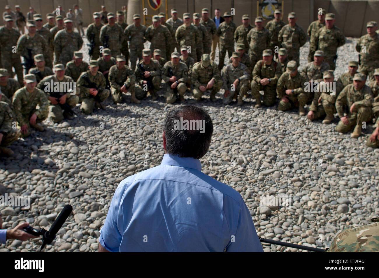 Verteidigungsminister Leon E. Panetta Adressen georgische Soldaten an auf Forward Operating Base Shukvani Afghanistan, 14. März 2012 bereitgestellt. Panetta ist auf einer viertägigen Reise in die Region Treffen mit Kollegen, Staats-und Regierungschefs und Mitglieder-Service. (DOD Foto von US Navy Petty Officer 1st Class Chad J. McNeeley) Leon E. Panetta & Georgier in Afghanistan (2012-03-14)-2 Stockfoto