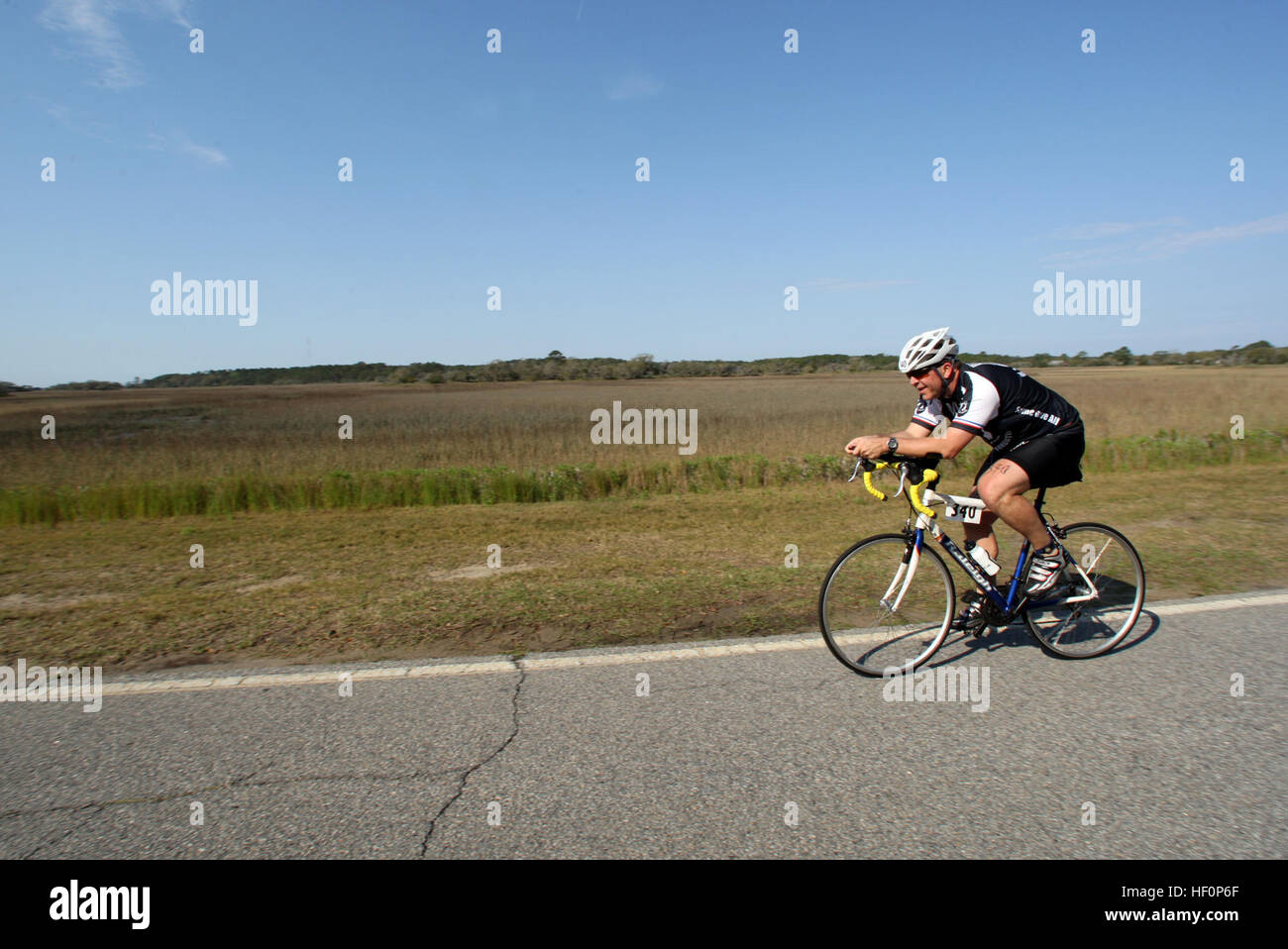 Triathlet James Carpenter durchläuft der 2. Veranstaltung 2012 Parris Island Triathlon, gehen Tri Sports South Carolina Triathlon Series, an Bord der Marine Corps rekrutieren Depot Parris Island, SC, 17. März 2012. Die 10-Meilen-Motorrad-Veranstaltung begann am Parris Island Combat Training Tank, Halbzeit bei The Legends auf Parris Island, Golfplatz wieder in der Wechselzone am Pool. MCRD PI Go Tri Sport-South Carolina-Triathlon-Serie 120317-M-XK446-177 Stockfoto