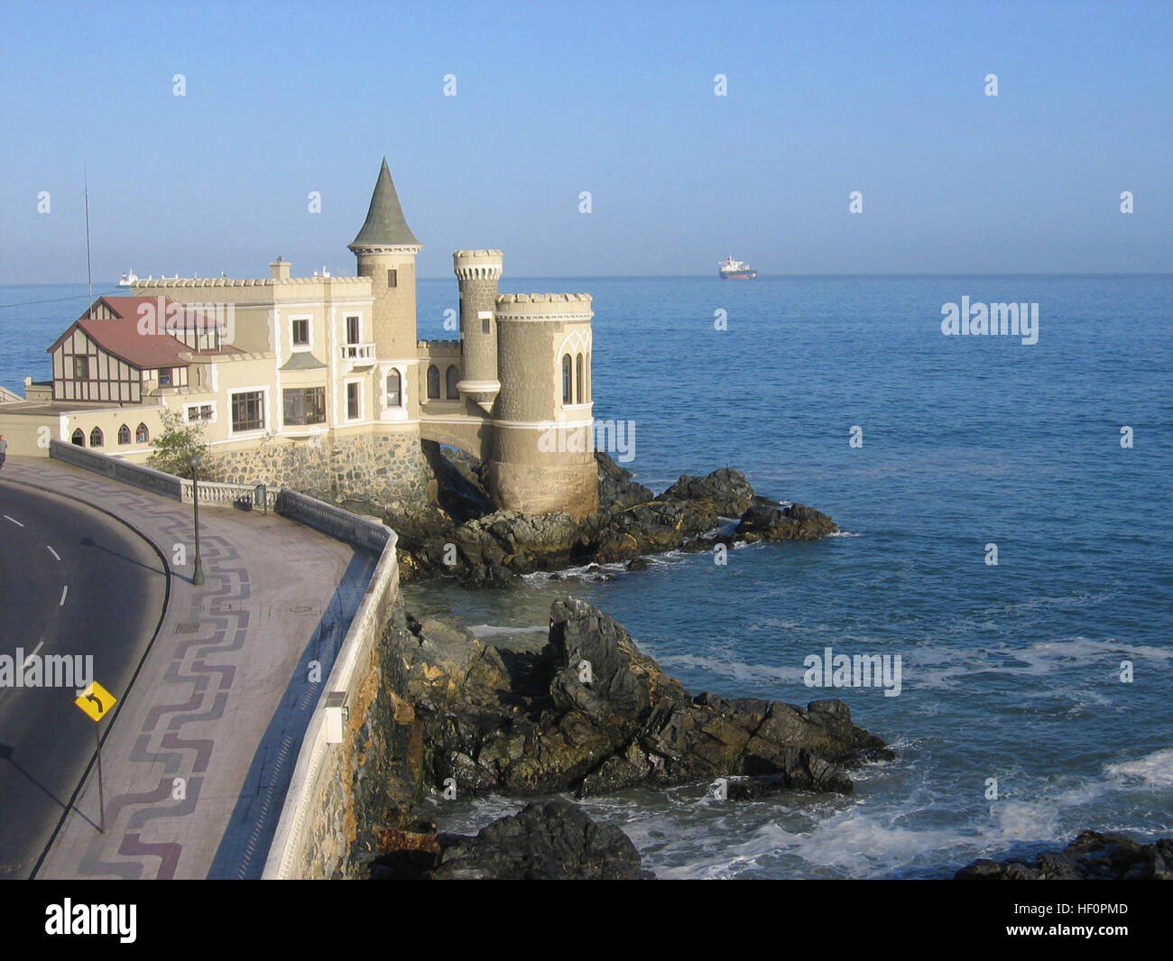 VINA DEL MAR, Chile--Marines der 5. genossen schnell Zug spektakuläre Aussicht, während auf der Meer Stadt von Viña Del Mar, Chile, an der Seite zu trainieren ihre Kollegen von der chilenischen Marine Corps eingesetzt.  Die chilenische Marines bereiten sich auf eine Bereitstellung auf Haiti. Castillo Wulff, Chile Stockfoto