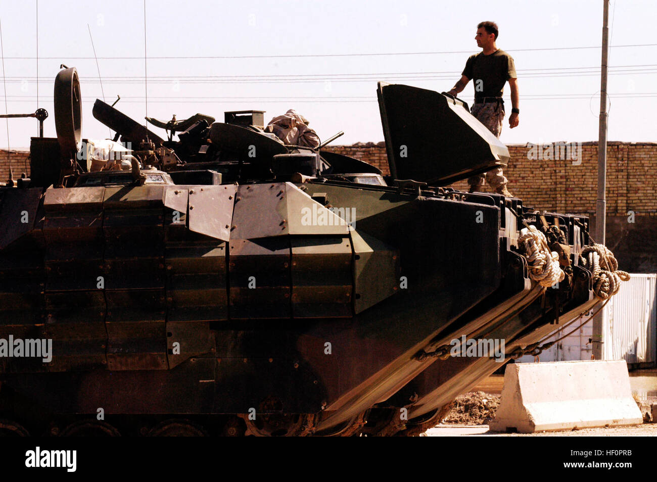 Bagdad, Irak--(15. März 2005) - steht auf eine amphibische Fahrzeug bei einer Forward Operating Basis hier A Marine Battalion Landing Team 1/1.  Die 15. Marine Expeditionary Unit (spezielle Operationen fähig) führt derzeit Sicherheits- und Stabilisierungsoperationen im Großraum Bagdad.  (Offizielle USMC Foto von Captain Jay Delarosa) USMC-050315-M-6875D-063 Stockfoto