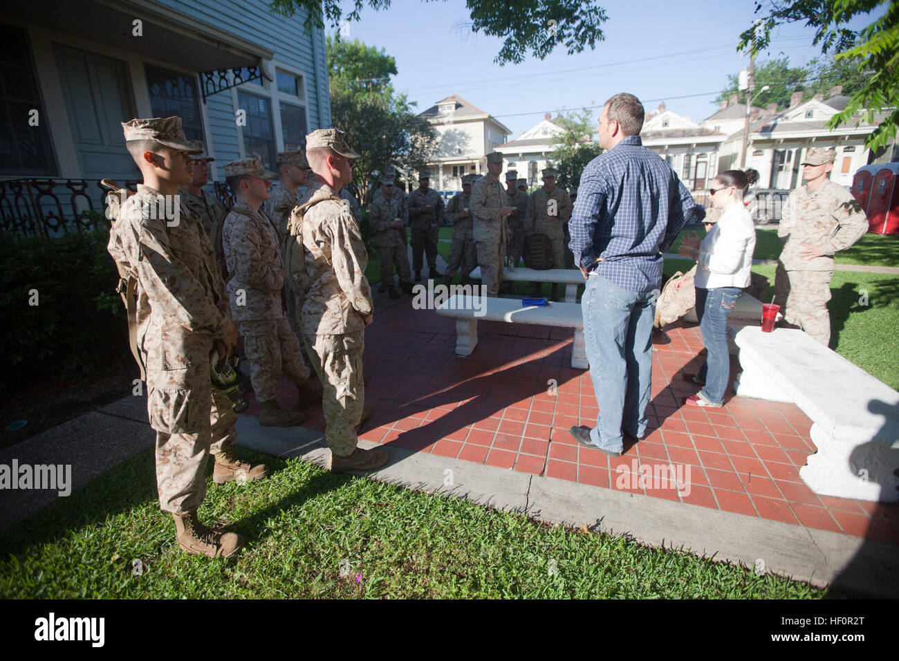 26. marine Expeditionary Unit Marines Wiederherstellung einen ursprünglichen schmiedeeisernen Zaun im Raintree House, ein Haus für Teenager-Opfer von missbräuchlichen oder nachlässige Familien im Garden District von New Orleans, 19. April 2012. Die Marines übermalt den Zaun in das Gemeinschaftsprojekt Beziehungen als eine Möglichkeit, bei ihrem Besuch in New Orleans, die Gemeinschaft zurückzugeben. Die 26. Marine Expeditionary Unit liefert derzeit Unterstützung für das Gedenken der Schlacht von New Orleans. Bis April beginnen und bis 2015 fortsetzen, werden die Navy, Marine Corps und Küstenwache die Bic Gedenken Stockfoto