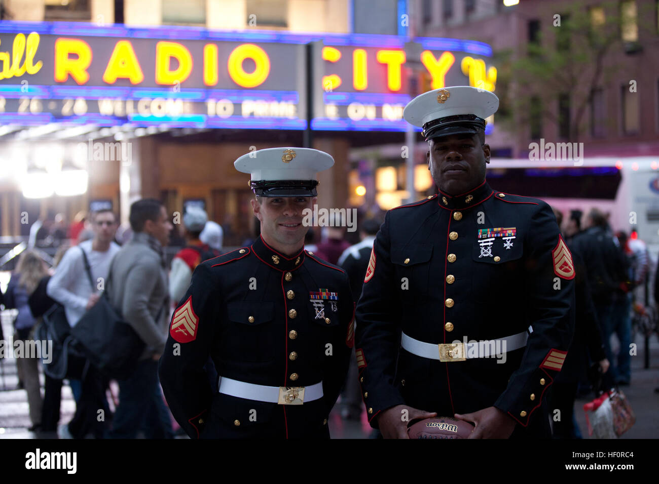 Sgt. Luke Boyd (L) und Staff Sgt Marlon Green posieren für ein Foto mit Robert Griffin III, als Gesamt-Zweiter bei der National Football League Draft am 26. April in der Radio City Music Hall.  25 Jahre Boyd von Baton Rouge und 32 Jahre alten Grün von Chicago wurden anerkannt von der NFL das Marine Corps Draft. Boyd, Marine Air Command and Control Squadron experimentelle operative Entwicklungsteam, Marine Corps Air Ground Combat Center Camp Pendleton, Kalifornien, und Grün von Combat Logistik Unternehmen 21 im Marine Corps Air Station Cherry Point, North Carolina, arbeitet, sind die wertvollsten Spieler nimmt Stockfoto