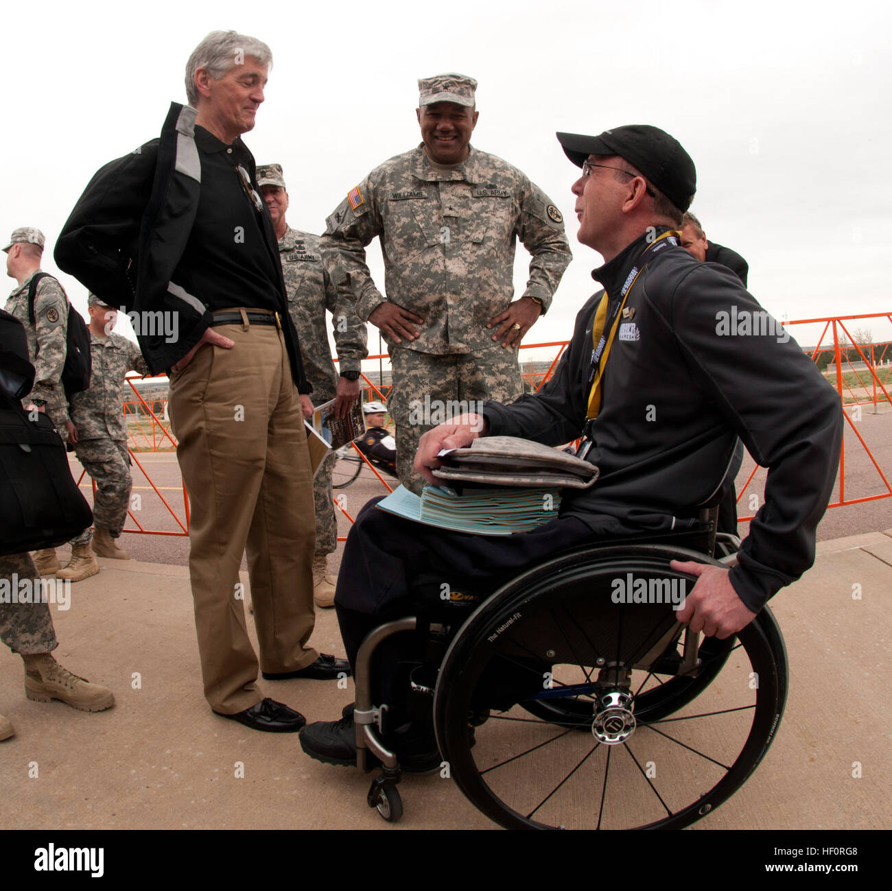 Secretary Of The Army John McHugh zusammen mit Major General Darryl A. Williams, Kommandant der Armee Krieger Transition Command Treffen mit Soldaten und Veteranen der Armee teilnehmend an den dritten jährlichen Krieger spielen, 1. Mai 2012, in Colorado Springs, Colorado  Verwundeten, Kranken und verletzten Soldat innen und Veteranen aus Heer, Marine Corps, Luftwaffe, Marine, Küstenwache und Special Operations Command konkurrieren in der Leichtathletik, schießen, Schwimmen, Radfahren, Bogenschießen, Rollstuhl-Basketball und sitzen Volleyball während der Krieger Spiele. 2012-Krieger Spiele - Radsport 120501-A-AJ780-002 Stockfoto