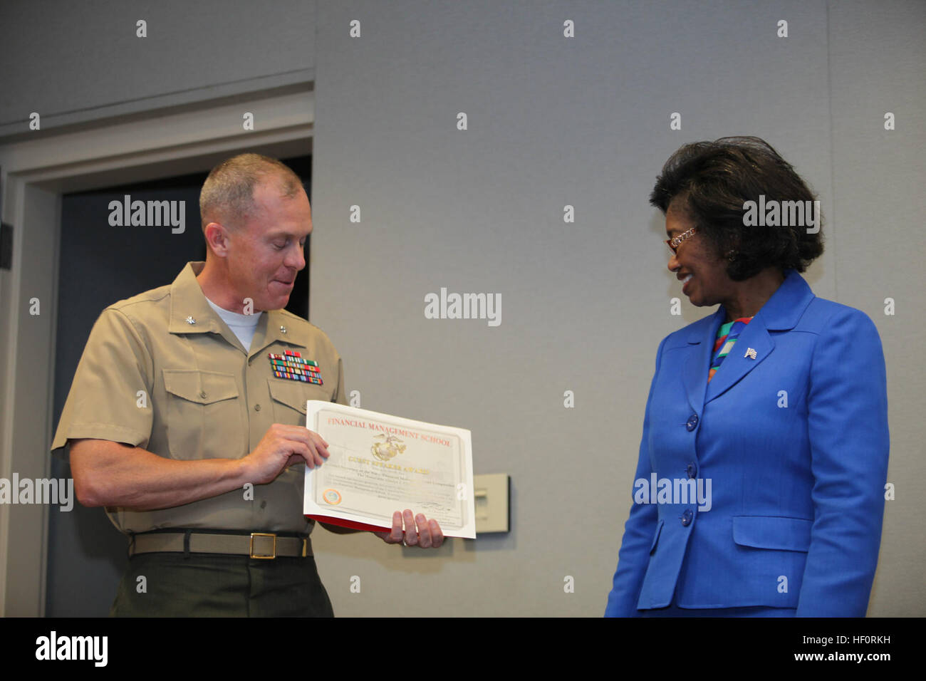 Die Marine Corps Financial Management School in Camp Johnson vergibt während des Studiums einen Gastredner, der Marines in den Funktionen des Finanzmanagements des Verteidigungsministeriums und der operativen Unterstützung ausbildet. Stockfoto