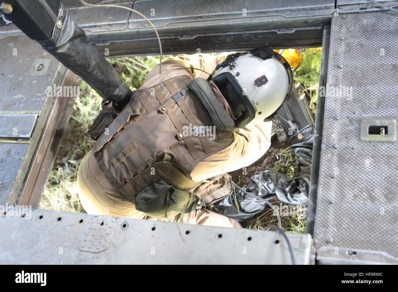 Ein Besatzungsmitglied mit Marine schwere Hubschrauberstaffel 462 "Schwere Schlepper" an Bord der Marine Corps Air Station Miramar, Kalifornien, legt einen Bambi Eimer durch eine Luke im Boden eine CH-53E Super Stallion, während jährliche Eimer Heißausbildung über Pulgas See im Marine Corps Base Camp Pendleton, Kalifornien, 3.Mai stationiert. Die Bambi-Bucket dient als externes wasserführenden Gerät verwendet bei der Bekämpfung der Waldbrände während der trockenen Sommermonate von Juni bis November in Kalifornien. Kampf gegen Feuer von oben, Feuer HMH-462 führt Eimer training 120503-M-YG675-244 Stockfoto