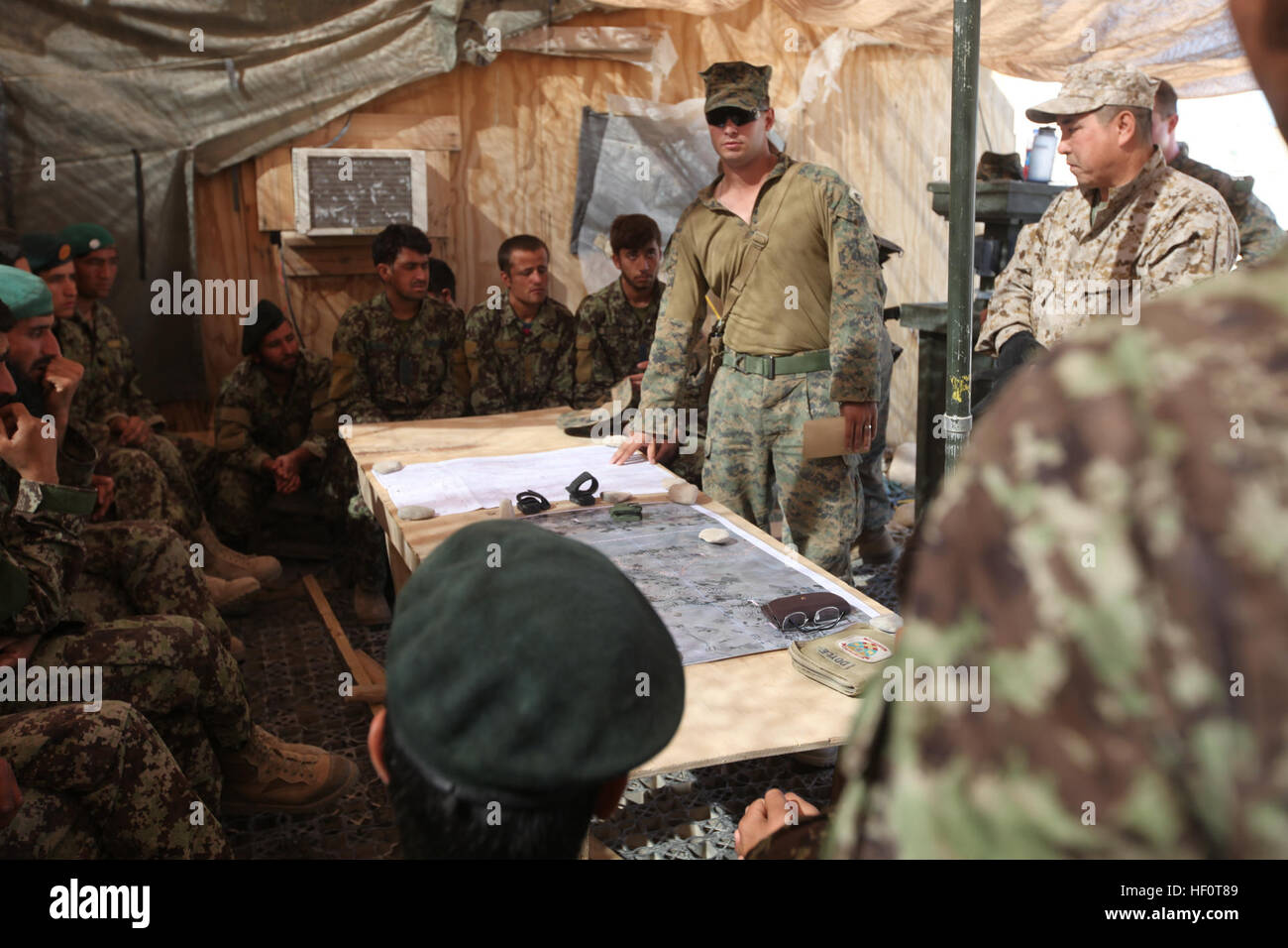 Zentrieren Sie US Marine Corps Sergeant Daniel Doyle, mit Berater Team 1, 2. Bataillon, 5. Marineregiment Regimental Combat Team 6 weist wie Soldaten der afghanischen Armee (ANA) mit 3. Kandak, 2. Brigade, 215. Korps Planquadrate auf Karten in Kunder, Provinz Helmand, Afghanistan 11. Mai 2012 zu lesen. Marines beauftragte ANA Soldaten auf den vielen Tools für Karten zur richtig gelesen Terrain zu navigieren und Positionsmeldungen zurückzumelden.  (Foto: U.S. Marine Corps Lance Cpl. Stephen A. Wagner) ANA-Soldaten lernen Hilfsmittel zum Lesen Karten 120511-M-LW625-026 Stockfoto