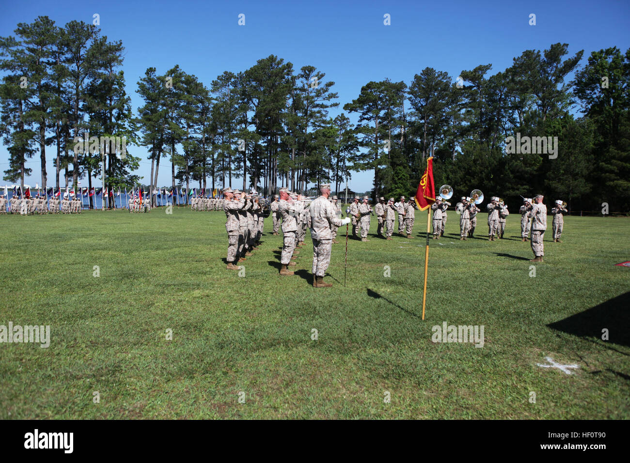 Marines von Combat Service Support Schools und der 2nd Marine Division Band nehmen am 11. Mai 2012 an einer Ruhestandszeremonie im Bachelor Officer Quarters Waterfront in Camp Johnson, North Carolina teil. Stockfoto