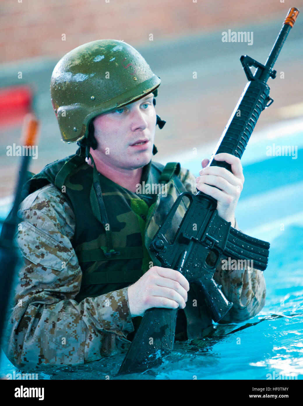 Staff Sgt Devin Mcginty 26 Marine Expeditionary Unit Cyber Sicherheitstechniker Bereitet Sich Auf Die Praxis Vergiessen Kampfausrustung Wahrend Marine Wasser Uberleben Kampftraining An Einem Kampftraining Pool Auf Camp Johnson N C 24 Mai