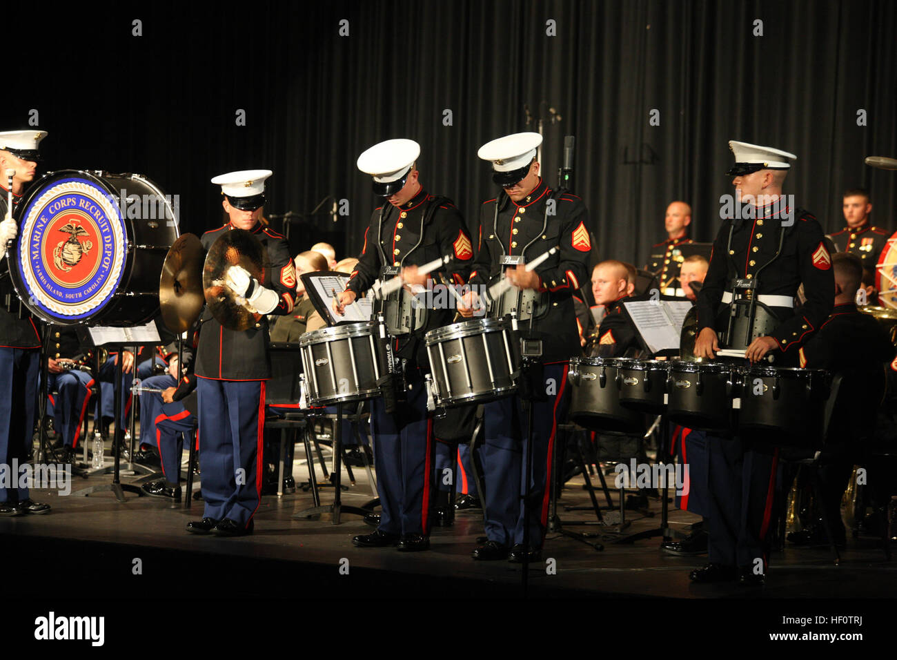 US-Marines mit Parris Island Marine Band, Stabskompanie, Sitz und Service Battalion, Marine Corps zu rekrutieren Depot Parris Island, führen Sie "The Thunderer" während eines Konzerts in Westhill High School, Stamford, Connecticut, 26. Mai 2012. Die Parris Island Marine Band spielte das Konzert unter Beachtung des Memorial Day. Parris Island Marine Band, Westhill High School, Stamford, Connecticut 120526-M-HT768-049 Stockfoto