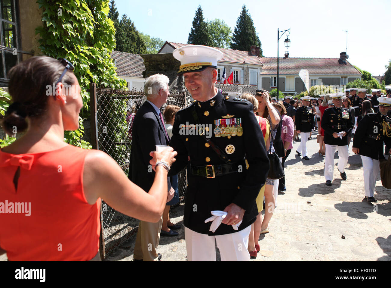 Der 32. Assistent Kommandant des Marinekorps, US Marine Corps General Joseph F. Dunford besucht Belleau Wood, Frankreich 27. Mai 2012. Der 32. Assistent-Kommandant des Marinekorps General Dunford besucht Frankreich für die jährliche Gedenkfeier auf der Belleau Wood. (U.S. Marine Corps Foto von Sergeant Alvin Williams/freigegeben) USMC-120527-M-BZ543-1354 Stockfoto