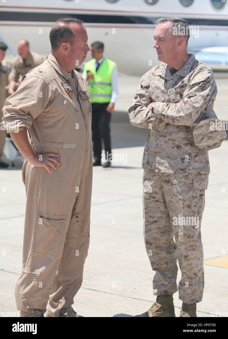Navy Captain Scott Butler, Kommandierender Offizier der Naval Air Station Sigonella, Sizilien, grüßt stellvertretender Kommandant des Marine Corps General Joseph Dunford auf dem Flug Linie gen Dunford Besuchs am Memorial Day. Gen Dunford besucht, um mit der Marines der Special-Purpose MAGTF-12.2, eine Einheit, bestehend aus mehr als 120 Reserve Marines und Segler aus quer durch die Vereinigten Staaten zu erfüllen. Spezial-MAGTF-12.2 führt derzeit Theater Sicherheitskooperation und begrenzte Krisen Antwort Missionen mit afrikanischen Partnernationen quer durch den Kontinent. USMC-120528-M-JL916-699 Stockfoto
