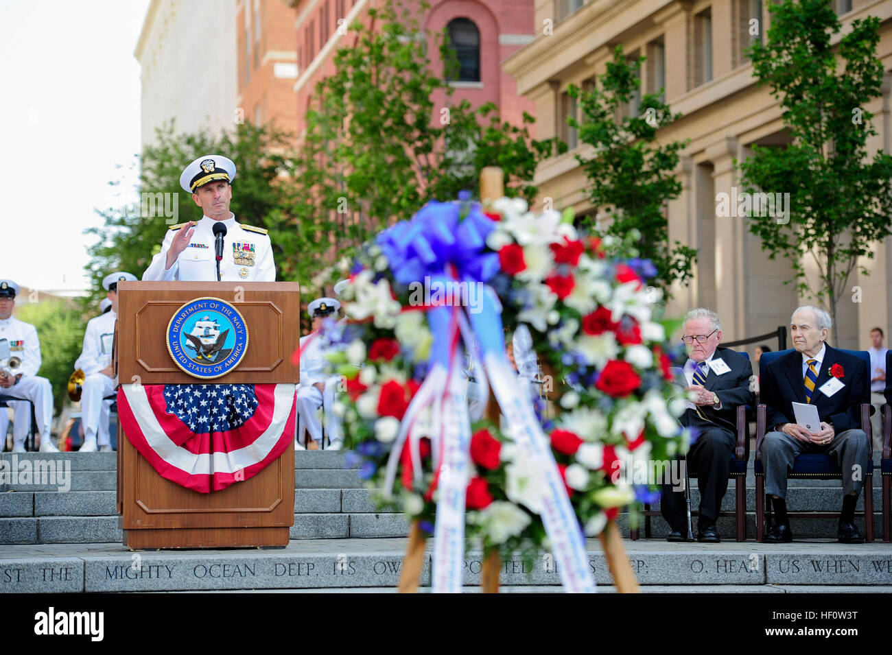 120604-N-WL435-240 WASHINGTON (4. Juni 2012) Chief of Naval Operations (CNO) ADM Jonathan Greenert spricht mit Service-Mitglieder, Familie und Freunde neben sieben Überlebenden der Schlacht um Midway bei der US Navy Memorial während der Schlacht von Midway Gedenktag Zeremonie. Einer offiziell verkündet 4. Juni 2012 "Schlacht von Midway Gedenktag" und forderte alle Segler von diesem Tag vorwärts, als einen Tag zu erinnern, die Tapferkeit 4.Juni markieren und Erbe der Midway-Veteranen. Dieses Jahr ist dem 70. Jahrestag der entscheidenden Schlacht um Midway, bekannt als der Wendepunkt im zweiten Weltkrieg, die dazu führen, die Stockfoto