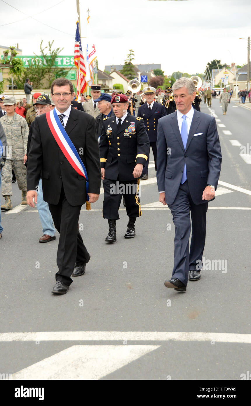 US Army Secretary John McHugh marschiert mit dem Bürgermeister von Carentan in einer Zeremonie zum 68. Jahrestag des d-Day Invasion, Carentan, Frankreich, 4. Juni 2012. Prominenz aus aller Welt versammeln sich in Normandie jedes Jahr als Erinnerung an die Wehrpflicht Mitglieder kämpften bei den Bemühungen um Nazi-besetzten Europa während des zweiten Weltkriegs 6. Juni 1944 zu befreien. Das Gedenken, die Zeremonien umfasst für die mehr als 9.000 Service-Mitglieder, die ihr Leben während der Invasion und luftgestützte Operationen gab, ermöglicht die Hommage an die beteiligten Länder, Stockfoto