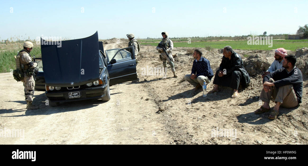 Bagdad, Irak--(19. März 2005) - Bravo Co. 1/1 Marines mit dem 15. Marine Expeditionary Unit (spezielle Operationen fähig), suchen Sie ein Auto während einer Patrouille in ein landwirtschaftliches Gebiet. Das 15. MEU (SOC) führt Sicherheit und Stabilisierung Operationen im Bereich größerer Bagdad. USMC-050324-M-5538E-049 Stockfoto