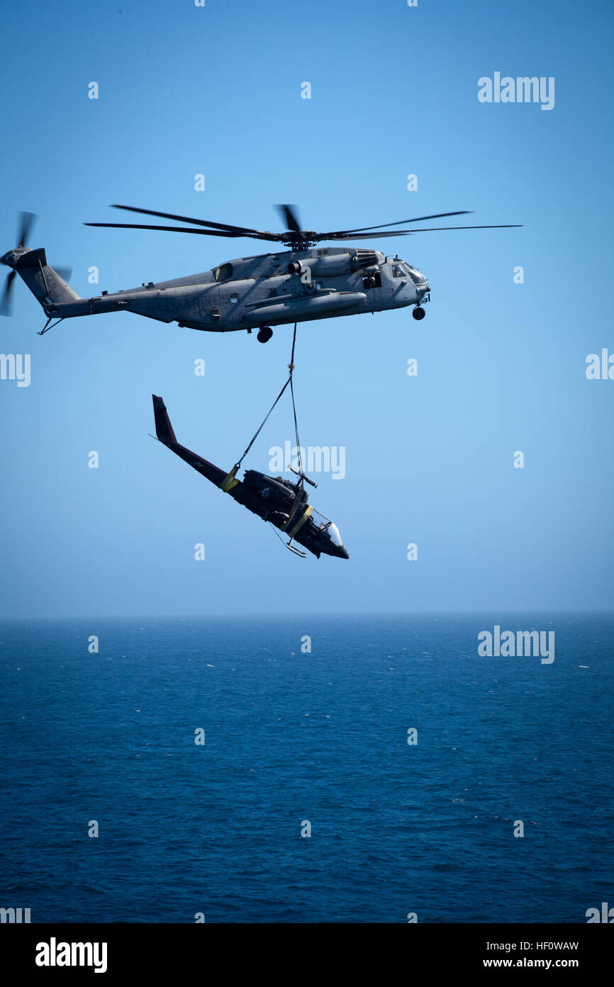 Ein US-Marinekorps CH-53E Super Stallion-Hubschrauber zugewiesen, Marine Medium Helicopter Squadron (HMM) 364 transportiert einen AH-1 Cobra Hubschrauber zum amphibischer Angriff Schiff USS Peleliu (LHA-5), nicht abgebildet, während einer taktischen Wiederherstellung der Flugzeuge und Personal Mission im Pazifischen Ozean 6. Juni 2012. Peleliu und der 15. Marine Expeditionary Unit waren im Gange, die Teilnahme an einer Trainingsübung Interoperabilität. (Foto von Gunnery Sgt. John A. Lee II, US Marine Corps /Released DoD) 120606-M-TF338-074 (7372134160) Stockfoto