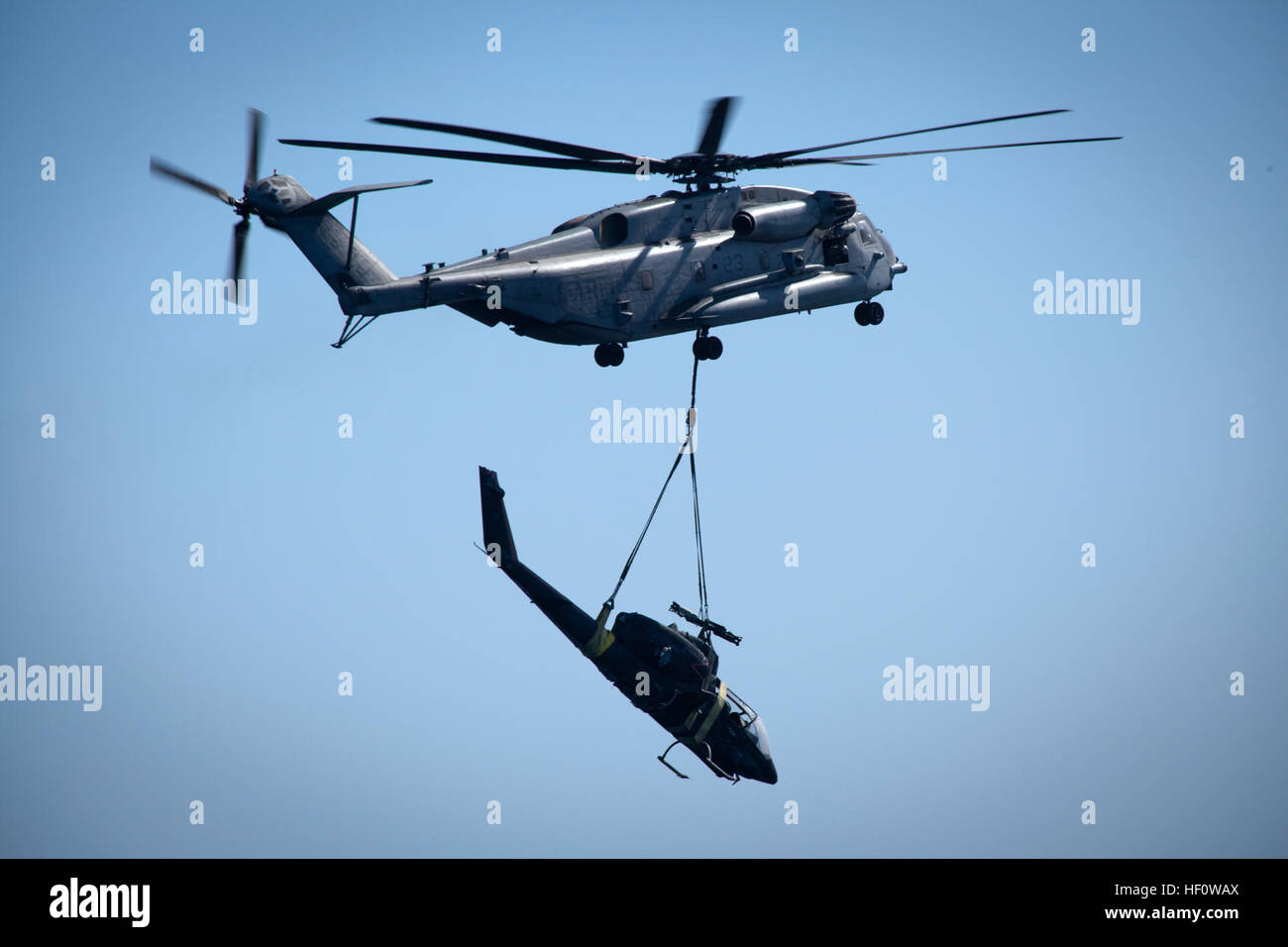 Ein US-Marinekorps CH-53E Super Stallion-Hubschrauber zugewiesen, Marine Medium Helicopter Squadron (HMM) 364 transportiert einen AH-1 Cobra Hubschrauber zum amphibischer Angriff Schiff USS Peleliu (LHA-5), nicht abgebildet, während einer taktischen Wiederherstellung der Flugzeuge und Personal Mission im Pazifischen Ozean 6. Juni 2012. Peleliu und der 15. Marine Expeditionary Unit waren im Gange, die Teilnahme an einer Trainingsübung Interoperabilität. (U.S. Marine Corps Foto von Gunnery Sgt. John A. Lee II/freigegeben) USS Peleliu 120606-M-TF338-077 Stockfoto