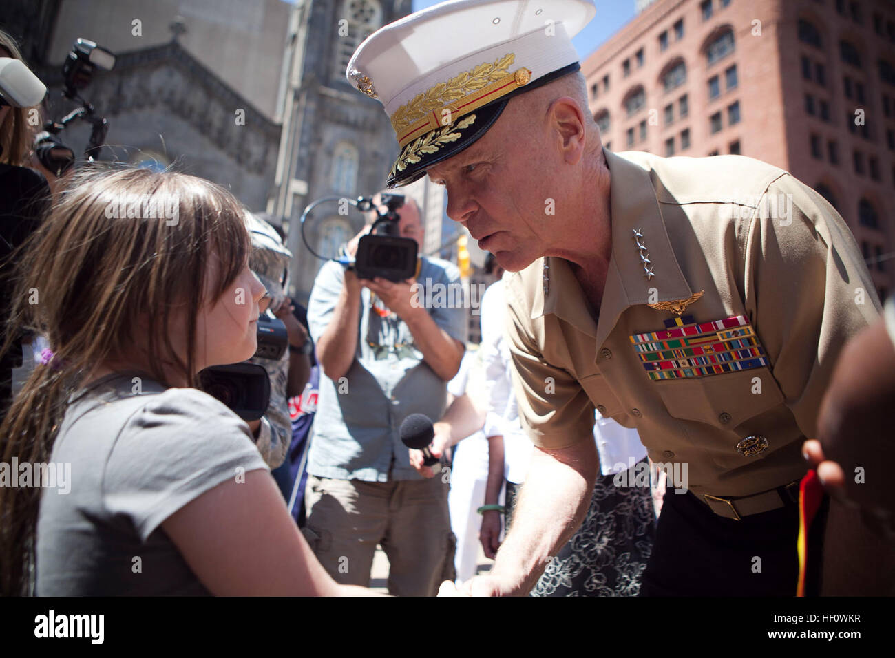 General James F. Amos, Kommandant des Marinekorps, spricht mit einem jungen Mädchen während eines Besuchs in Public Square, 14. Juni 2012. Public Square ist einer der Standorte von Displays zur Verfügung für die Öffentlichkeit während der Marine Woche Cleveland. Die Marine Woche bringt Marinekorps-Fahrzeuge, Flugzeuge und Ausrüstung für public Viewing an Veranstaltungsorten wie Public Square, Voinovich Park, Gateway Plaza und Rock And Roll Hall Of Fame. Marine Woche Cleveland feiert Gemeinschaft, Land und dem Corps. Mehr als 750 Marines reiste nach Cleveland für das Ereignis. Ohio hat mehr als 9.000 aktiven und Marines, um zu reservieren Stockfoto