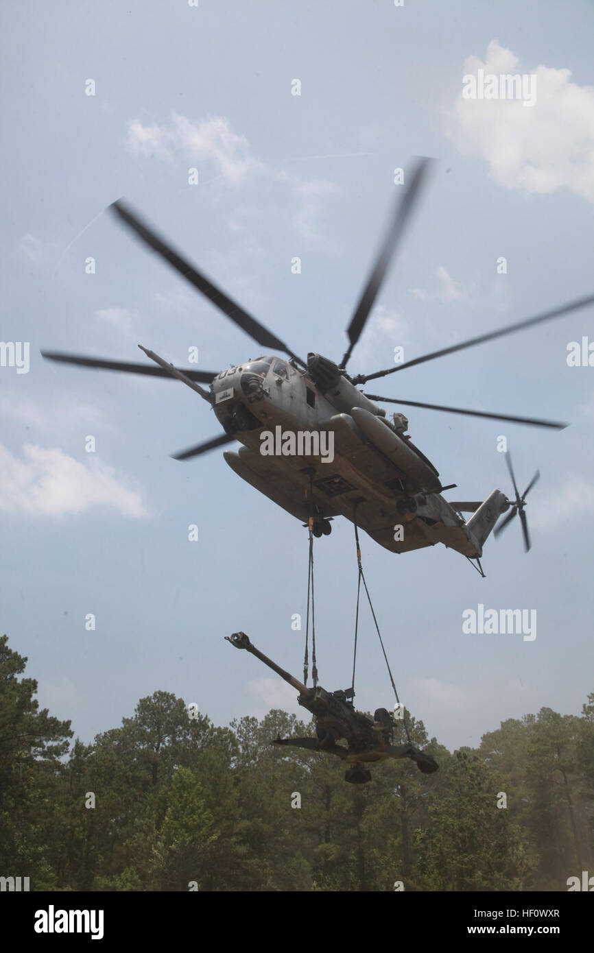 Ein CH-53E Super Stallion mit Marine schwere Hubschrauber-Geschwader-461 hebt eine M777 155 mm Haubitze zur Unterstützung der Übung gepanzerten Faust in einem Bereich außerhalb der Marine Corps Base Camp Lejeune, North Carolina, Juni 21. Der Lift wurde zur Unterstützung der Übung gepanzerten Faust, eine groß angelegte Übung unter der Leitung von 2. Marine Aircraft Wing. Haubitze ist keine Übereinstimmung für Marine schwere Hubschrauber Geschwader 120621-M-FL266-173 Stockfoto