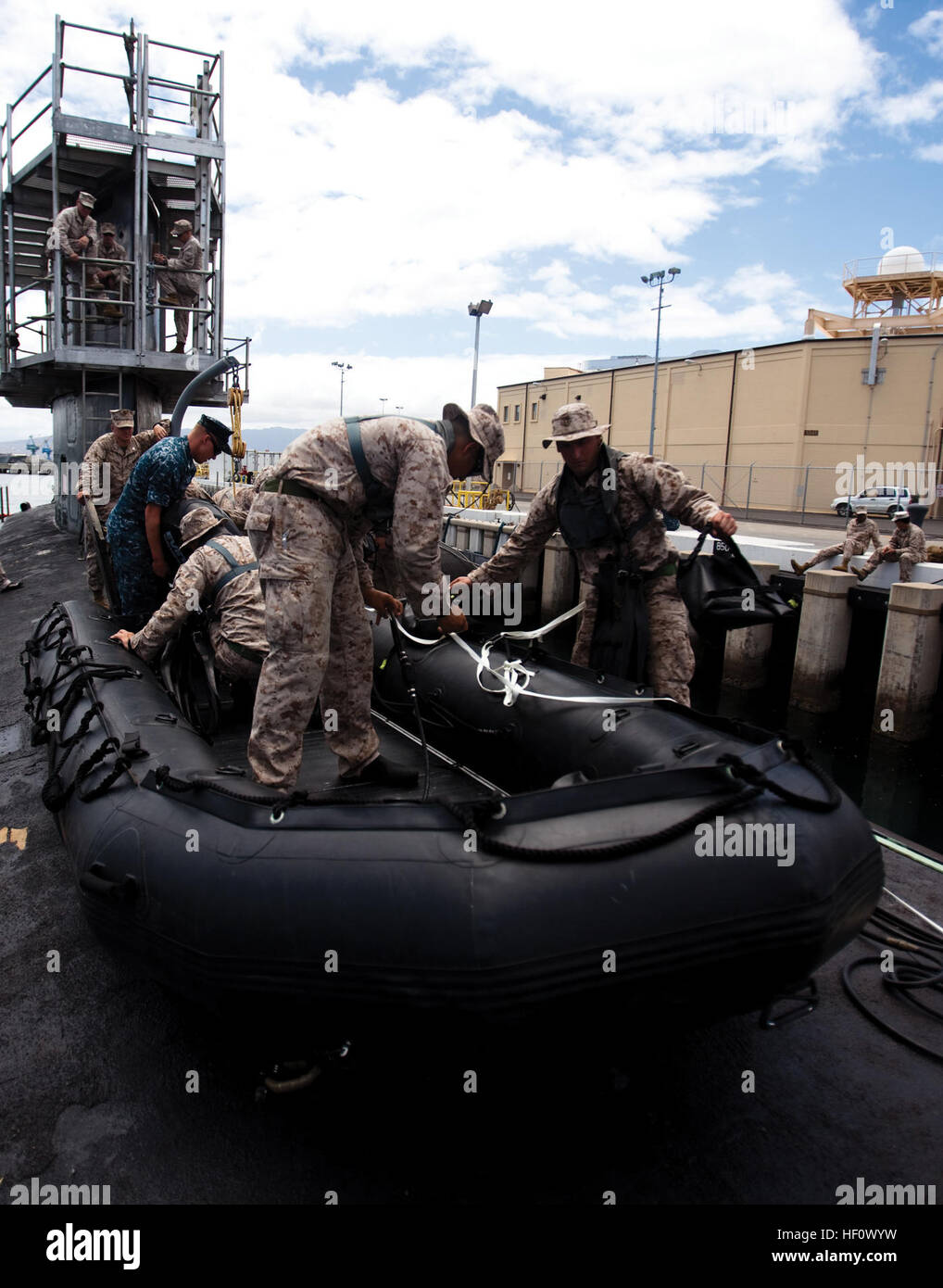 Marines mit Alpha Company, 3. Reconnaissance Battalion, Komplettmontage eines Bekämpfung Rubber Reconnaissance Craft an Bord USS North Carolina während einer Übung auf gemeinsamer Basis Pearl Harbor-Hickam, 23.Juni. Die Aufklärungs-Marines in Okinawa, Japan, ansässige lieferte eine einzigartige Gelegenheit, an Bord eines US Navy Virginia schnellen Angriff u-Boot Klasse zu trainieren. USS North Carolina soll suchen und zerstören feindliche u-Boote und Überwasserschiffe; Projekt macht an Land mit Tomahawk-Marschflugkörper und Special Operation Forces; Intelligenz, Überwachung und Aufklärung (ISR) mis durchführen Stockfoto