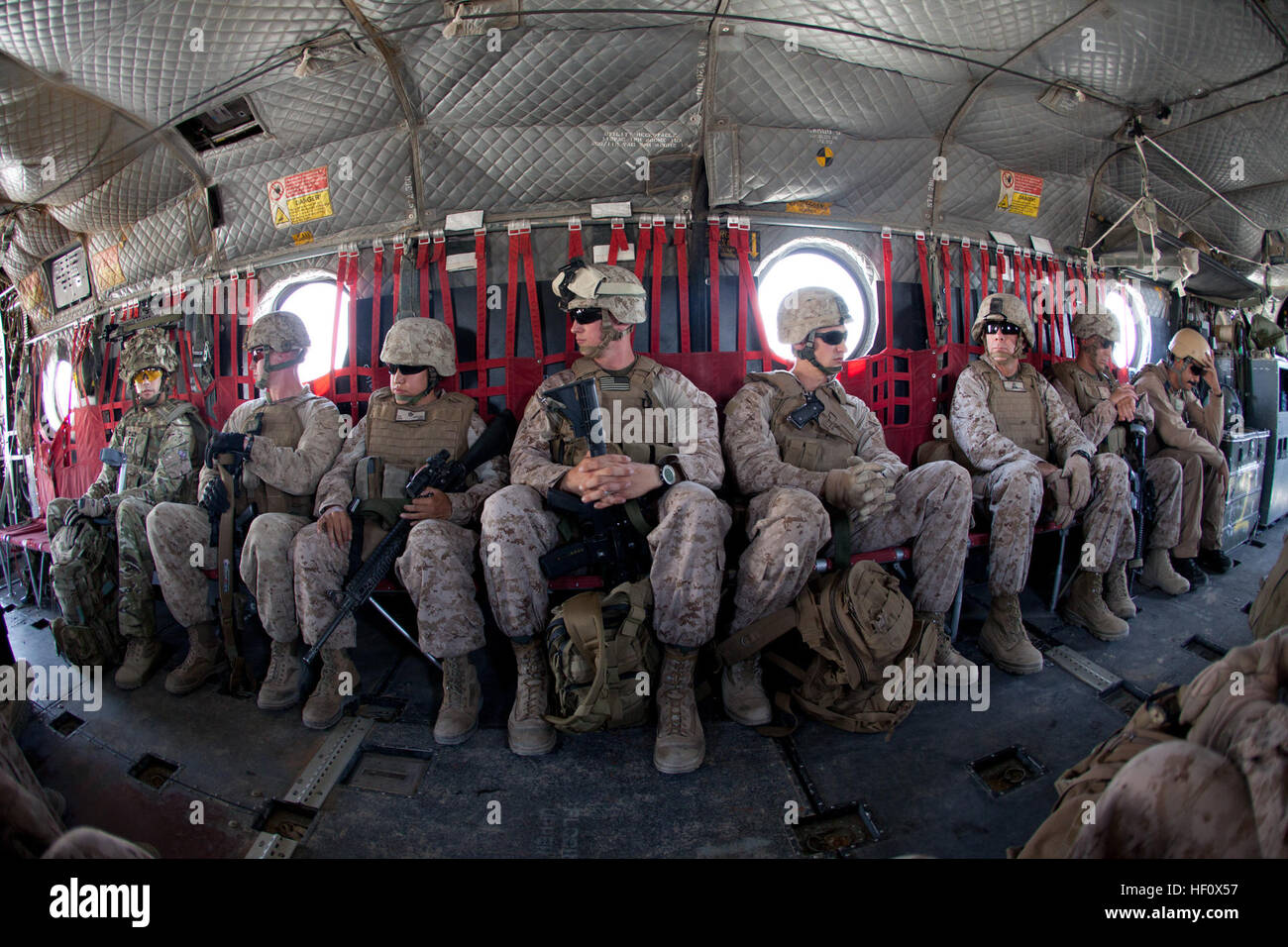 US Marine Corps Generalmajor David H. Berger, Task Force Leatherneck Kommandierender general und seine Mitarbeiter zurück nach Camp Leatherneck Afghanistan in eine CH-47 Chinook-Hubschrauber nach dem Besuch der Helmand Provinz Polizeipräsidium in Lashkar Gah, Afghanistan 2. Juli 2012. Berger traf sich mit Oberst Colin McNease, der Offizier verantwortlich für das Polizeiteam Berater leitet und Afghan National Police Major General Abdul Nabi Elham, Helmand Provinz Chef der Polizei, um den Fortschritt der Marine-Polizei-Mentor-Teams zu besprechen, die afghanischen Streitkräfte vorbereiten wie Koalitionstruppen beginnen, ziehen Sie nach unten Stockfoto