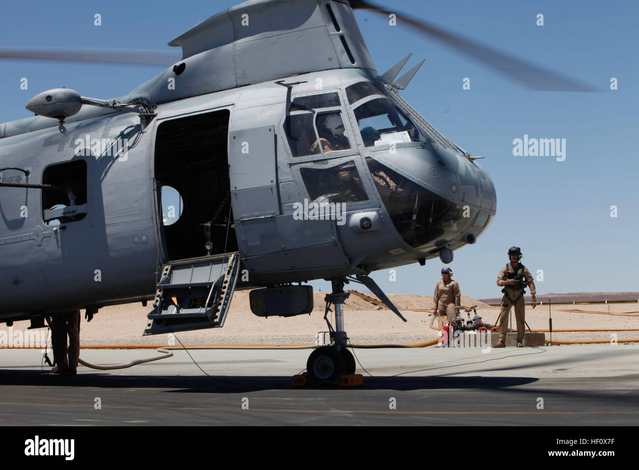 CH-46E Crewchief Staff Sgt. Paul Wood aus Orlando, Florida, kommuniziert, dass Informationen vom Boden auftankenden Pfc. Amber Gonzales, von Hackettstown, NJ, Marine Wing Support Squadron 374 angeschlossen, wie des Holzes Hubschrauber auf dem Expeditionary Flugplatz hier, 7. Juli 2012 tankt. Marine Medium Helicopter Squadron 774 von Naval Air Station Norfolk, Virginia, ist die Teilnahme an der Übung Javelin Schub herausfliegen Marine Corps Air Station Yuma, Arizona Javelin Schub 2012 ist eine jährliche groß angelegte Übung im Marine Corps Air Boden bekämpfen Mitte Twentynine Palms, Kalifornien, wodurch aktive und Reserve Ma Stockfoto