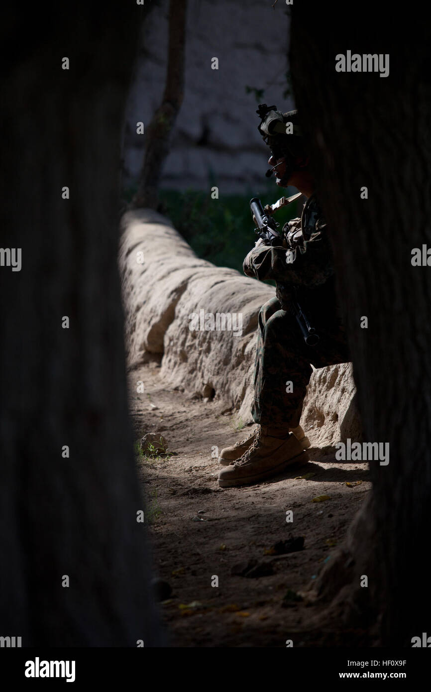 U.S. Marine Corps CPL. Alexander Vanny, Teamleiter, 3rd Platoon, Alpha Company, 1. Bataillon, 7. Marineregiment Regimental Combat Team 6, wartet darauf, dass Explosive Ordnance Disposal Techniker nach der Feststellung eines improvisierten Sprengsatz während einer Patrouille in Sangin, Provinz Helmand, Afghanistan 11. Juli 2012. Die Marines patrouillierten zur Unterstützung der afghanischen nationalen Armee während der Operation Gospand-Sia. (Foto: U.S. Marine Corps Lance Cpl. Sean M. Searfus/freigegeben) Betrieb Gospand-Sia 120711-M-VH365-047 Stockfoto
