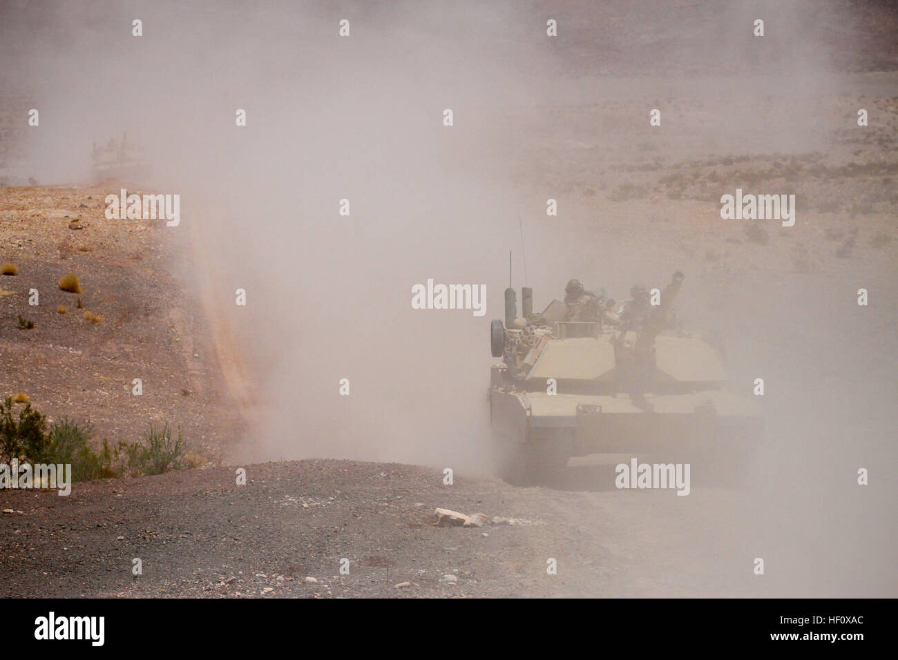 Ein Konvoi von M1A1 Abrams Kampfpanzer mit Marines mit 2. Panzerbataillon reist durch die Combat Center Training Gelände 11. Juli 2012, während der Übung Javelin Schub 2012, eine groß angelegte einwöchigen 1st Marine Expeditionary Brigade – Übung geführt. Javelin Schub ist die größte jährliche Marine Corps Reserve und aktiven Dienst Trainingsübung, bestehend aus Reserve Marines aus 38 Staaten, 2. Tank Battalion, 2. Marine-Division, 9. Kommunikation Bataillon und neu aktivierten 1. Law Enforcement Bataillon, ich Marine Expeditionary Force. 2. Tanks bringt Wärme während der Übung Javelin Thr Stockfoto