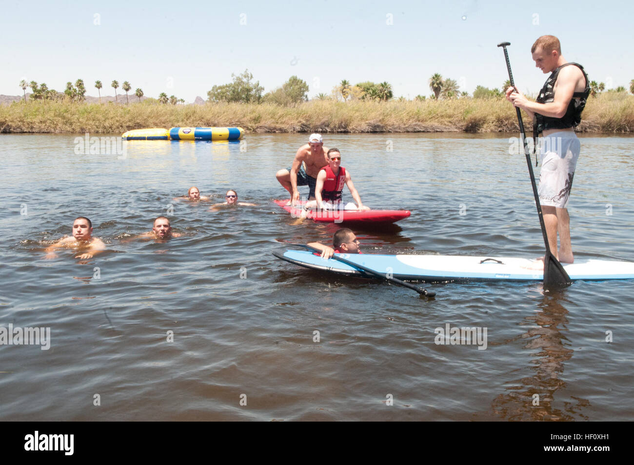 Marines mit Marine Aviation Weapons and Tactics Squadron 1 führen am Martinezsee ein Survival-Training durch und üben Sicherheits- und Überlebensfähigkeiten in verschiedenen Wasserbedingungen, einschließlich kleiner Wasserfahrzeuge. Stockfoto