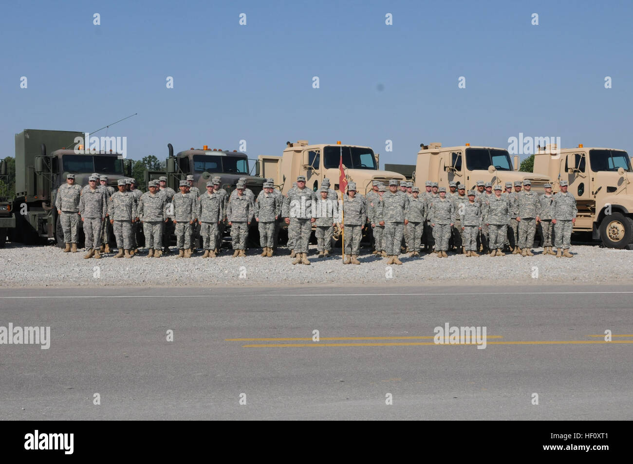 Der Kansas National Guard 731st Transportation Company unterstützte Linienverkehr Transport während des Trainings lebendige Antwort 13 in Camp Atterbury, ind. 731st übersetzt Unternehmen beteiligt sich an lebendige Antwort 13 120801-Z-JP950-004 Stockfoto
