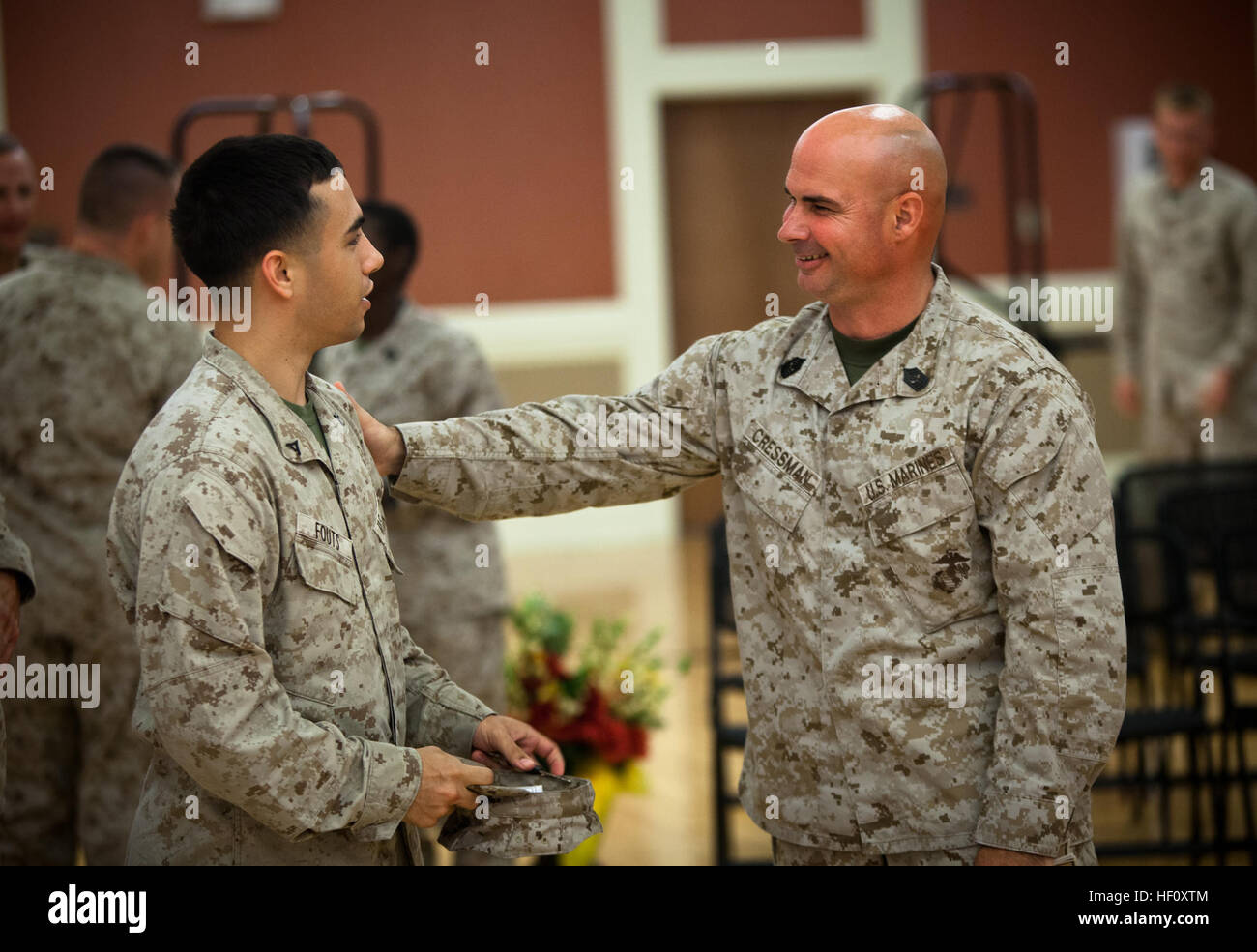 Sgt. Major Craig D. Cressman, ausgehende Sergeant-Major II Marine Expeditionary Force Hauptquartier Group, plaudert Lance Cpl. Christopher Fouts, eine Daten-Netzwerk-Spezialist mit II MHG, nach einem Relief und Termin Festakt in Camp Lejeune, Aug. 2. Cressman verbrachte fast zwei Jahre als eingetragene Berater den Befehl, in dem sie in der Provinz Helmand, Afghanistan als Task Force Belleau Wood Operation Enduring Freedom bereitgestellt. Er wird die Aufgaben der Sergeant-Major der Hauptsitz und Service Battalion, zentrale Marine Corps, Henderson Hall Loc übernehmen Stockfoto