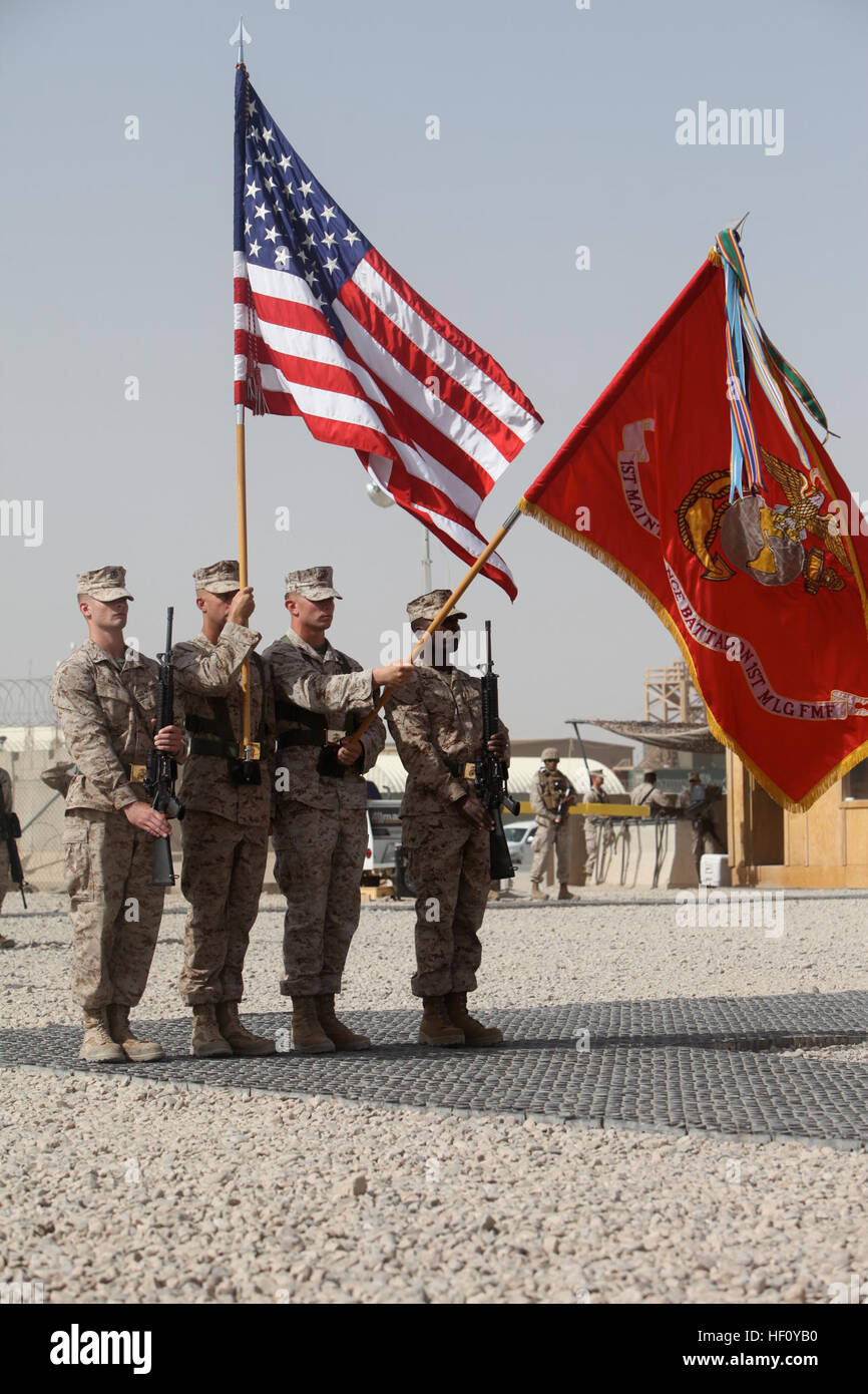 US Marine Corps-Farben-Schutz mit dem 1. Bataillon Wartung (Stahlbeton), 1st Marine Logistics Group (vorwärts) präsentiert ihre Schlacht Farben während einer Farbe-Gehäuse Zeremonie im Camp Leatherneck in der Provinz Helmand, Afghanistan, 23. August 2012. (U.S. Marine Corps Foto von Sgt. Michele Watson/freigegeben) 120823-M-UP355-001 (7895076792) Stockfoto