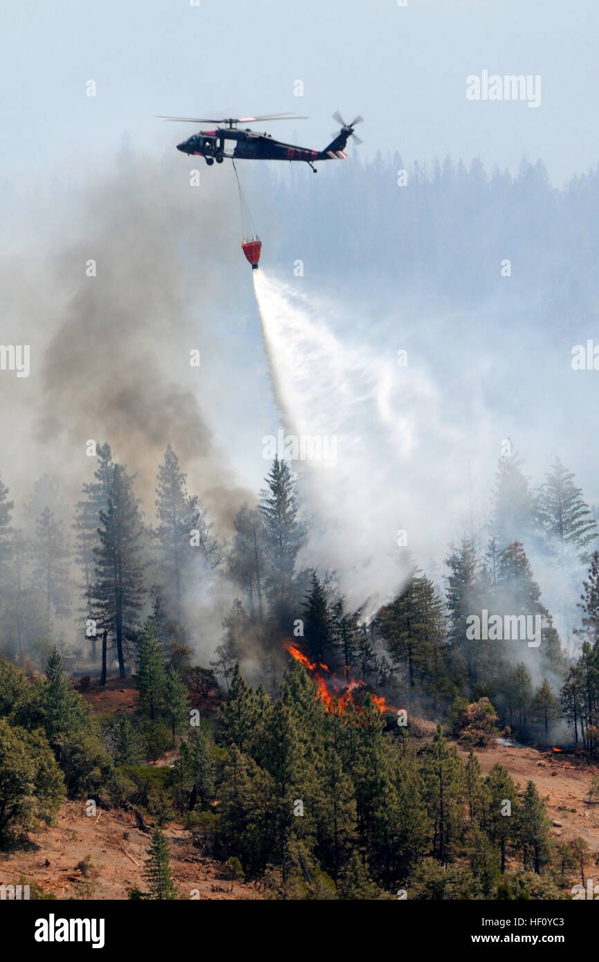 Ein US Army UH-60 Black Hawk Hubschrauber, Kalifornien Army National Guard Tropfen Wasser auf die Ponderosa Wildfire in der Nähe von Redding, Kalifornien, 23. August 2012 zugewiesen. California Air wurden Armee Nationalgardisten Brandbekämpfung Bemühungen unterstützt und in mehrere Teile des Staates. (Foto von David J. Loeffler Master Sgt.) California Waldbrände 2012 120823-Z-WQ610-009 Stockfoto