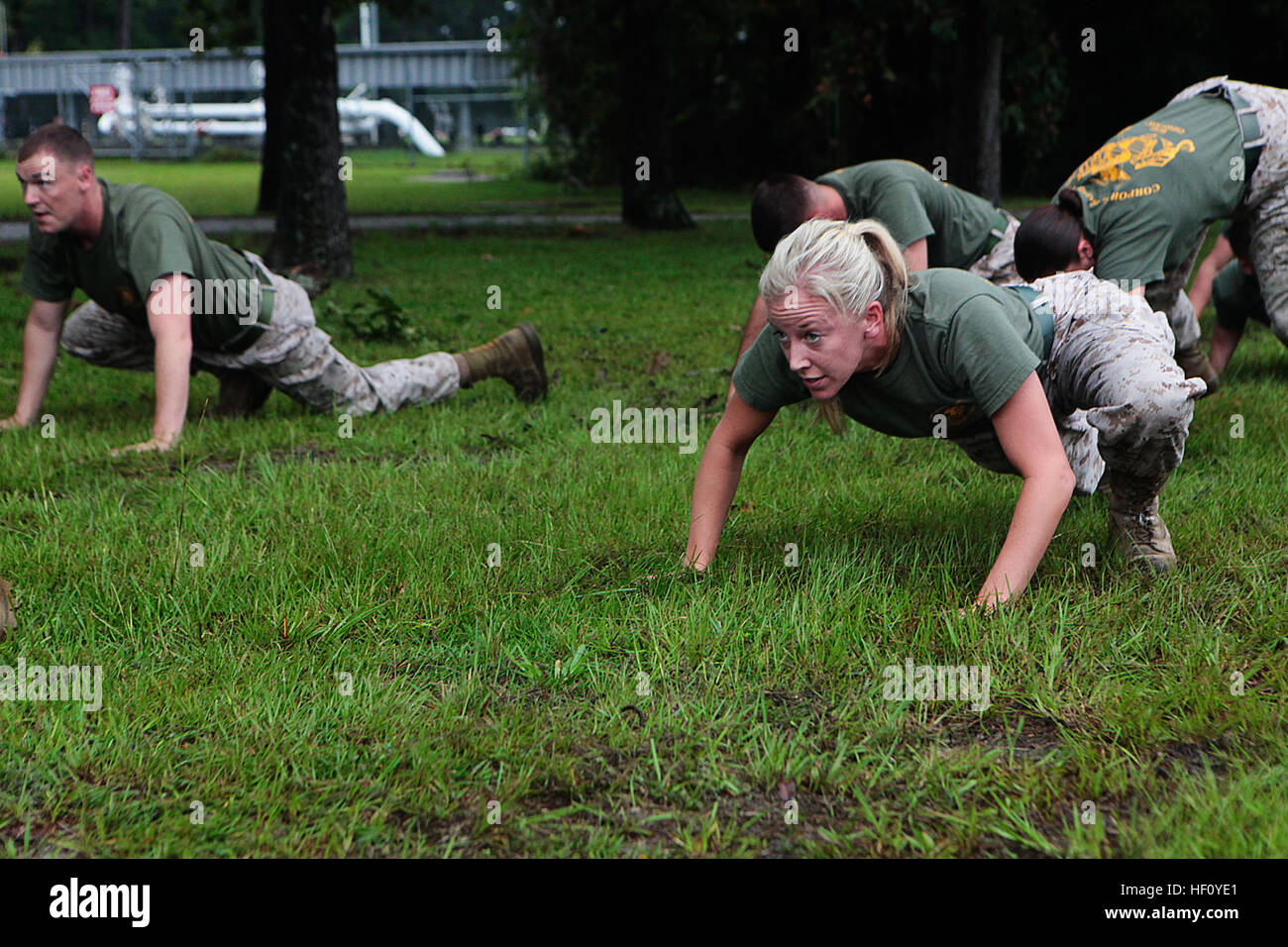 CPL. Lisa D. Smith, ein Student mit Cherry Point Korporale Kurs Führungsschicht 274-12, Durchforstungen während ein körperliches Training Session auf der Air Station körperliche Fitness Kurs Aug 29. die letzte Woche des Kurses konzentriert sich auf praktische Anwendung und Bekämpfung Führung testen. In der letzten Woche die Korporale zeichnete Feuer Skizzenpläne, Land Navigation Übungen durchgeführt und schrieb eine fünf-Punkt-Bestellung. Korporale Leadership Course, Einstellung der Standard 120829-M-QB428-095 Stockfoto