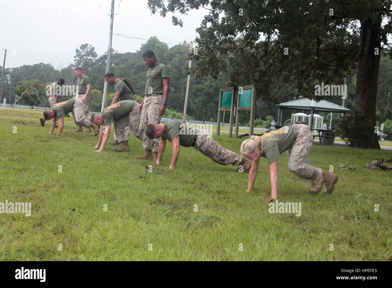 Studenten mit Cherry Point Korporale Führungsschicht Kurs 274-12 Burpees ausführen, während ein körperliches Training Session auf der Air Station körperliche Fitness testen Kurs Aug 29. die letzte Woche des Kurses konzentriert sich auf praktische Anwendung und Bekämpfung Führung. In der letzten Woche die Korporale zeichnete Feuer Skizzenpläne, Land Navigation Übungen durchgeführt und schrieb eine fünf-Punkt-Bestellung. Korporale Leadership Course, Einstellung der Standard 120829-M-QB428-211 Stockfoto